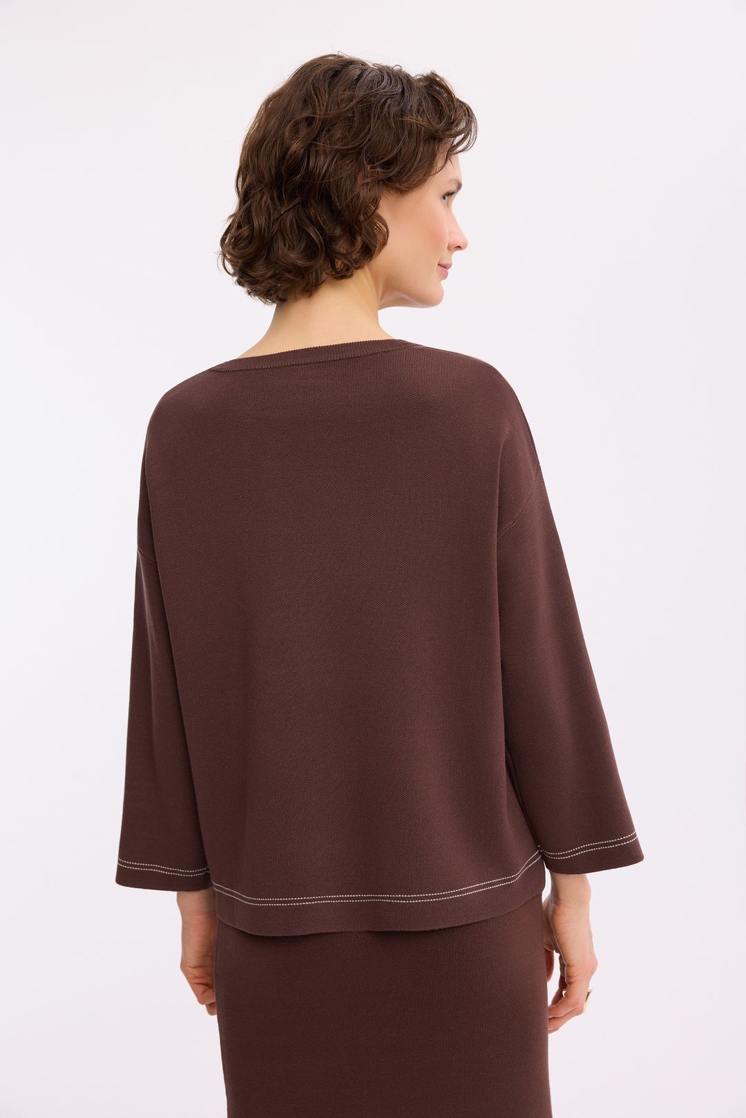 Dzianinowy sweter brązowy – elegancki sweter damski
