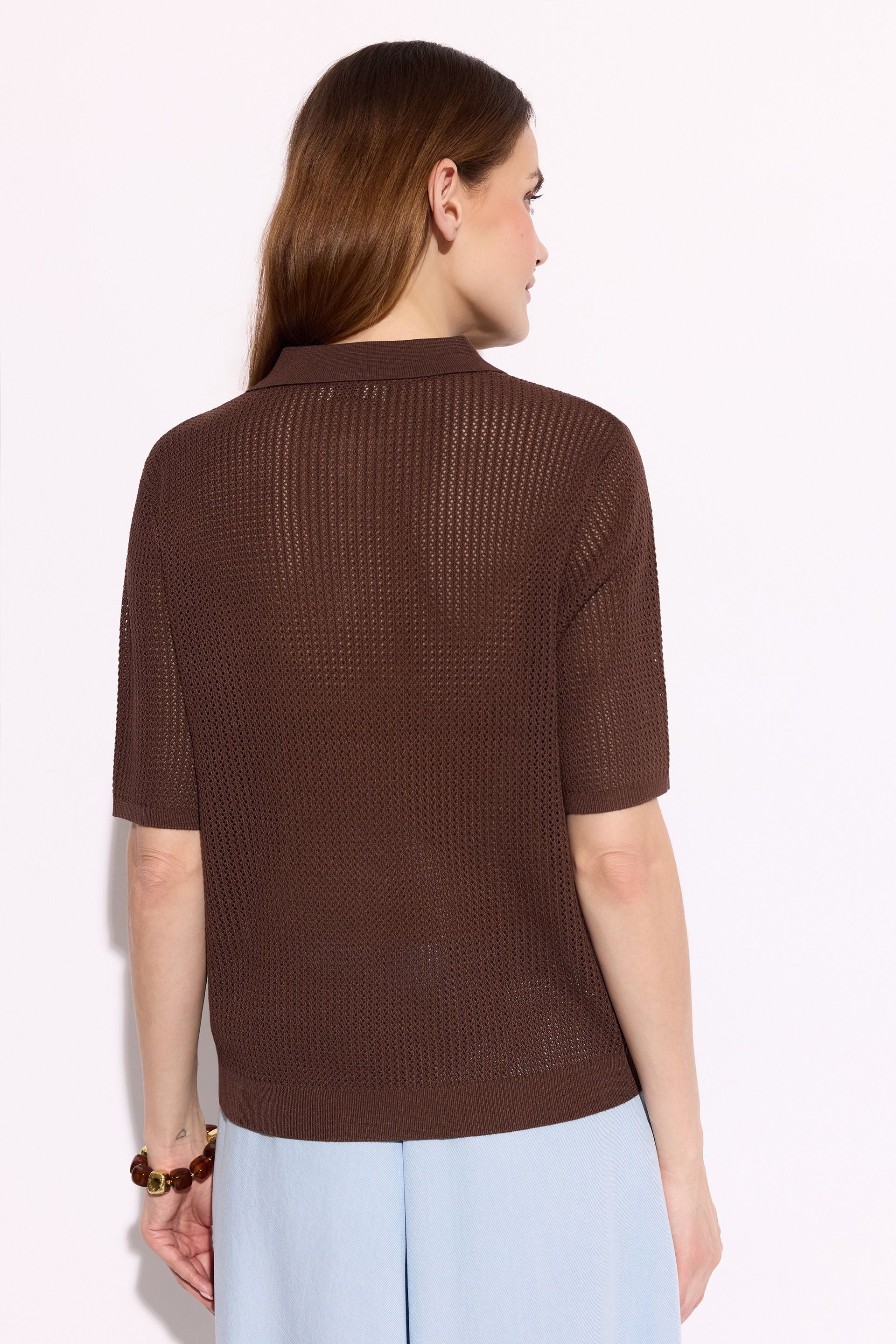 Brązowy sweter z wiskozą z kołnierzykiem polo