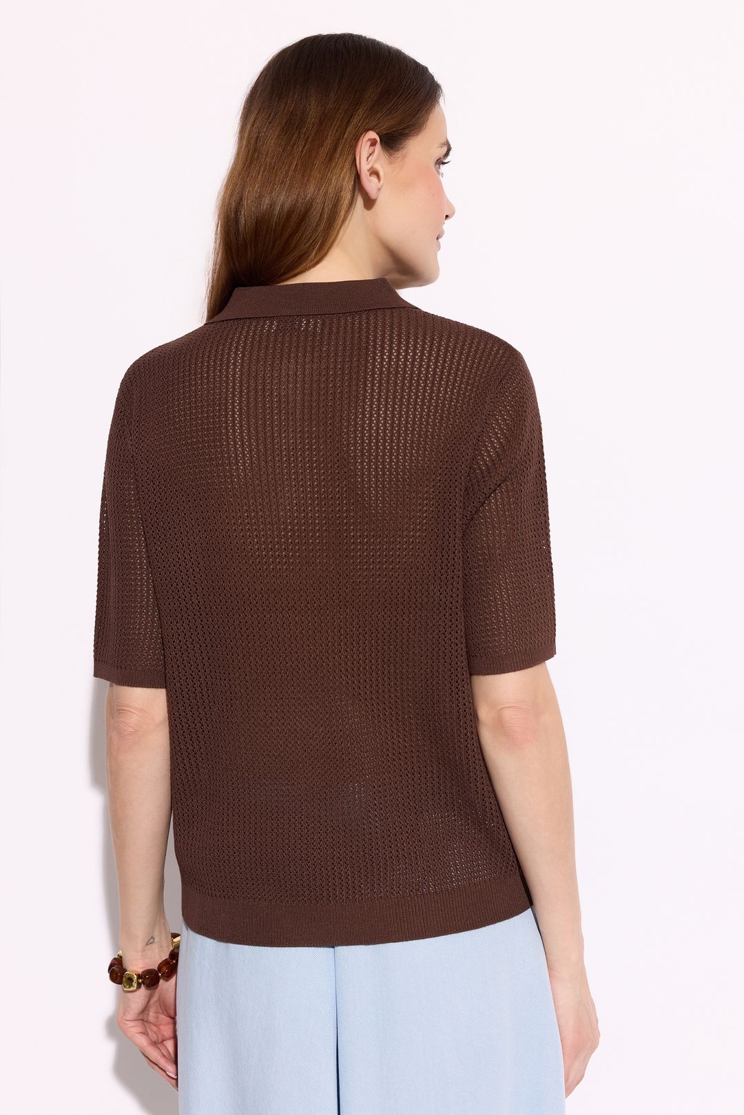 Brązowy sweter z wiskozą z kołnierzykiem polo