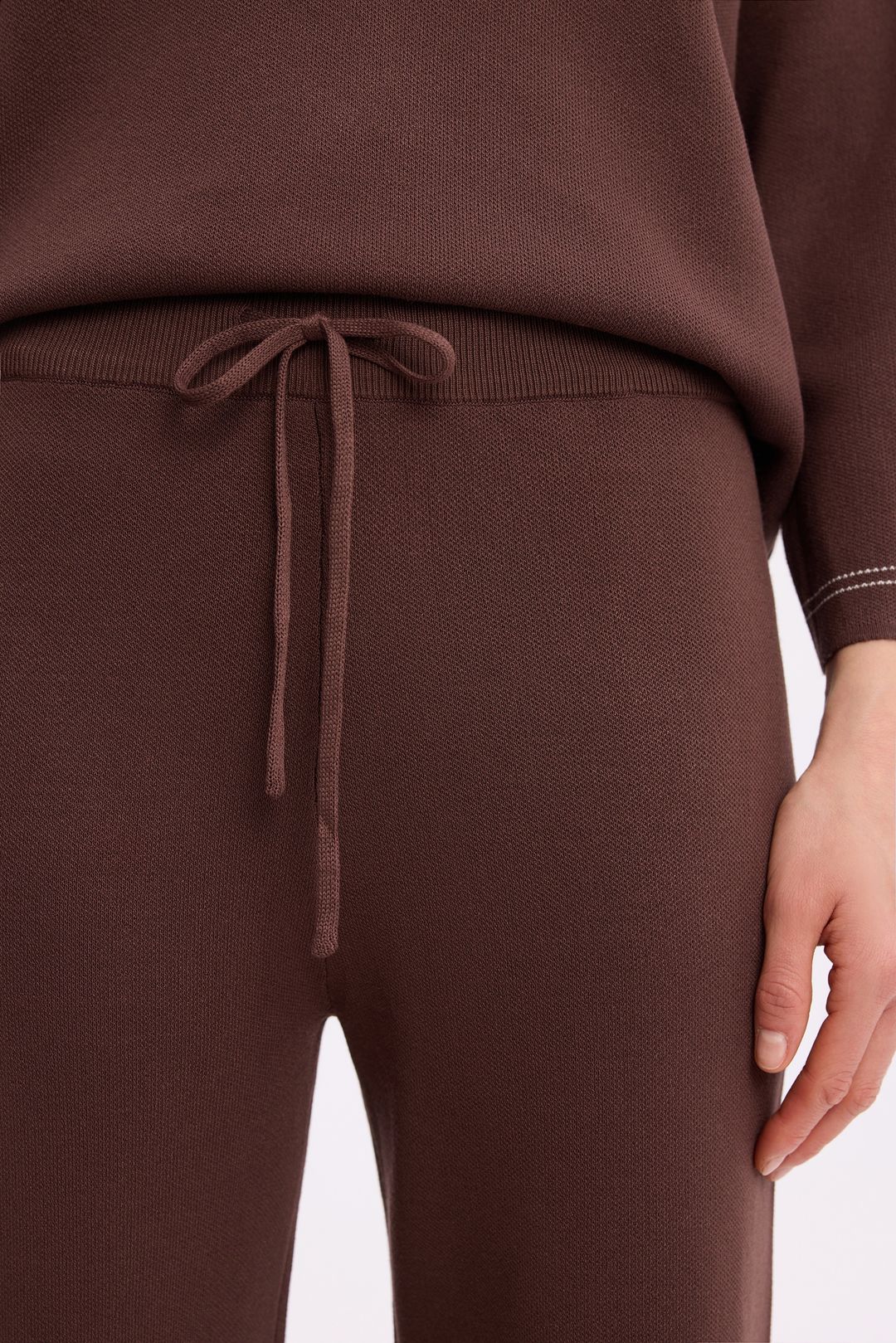 Dzianinowe spodnie brązowe – eleganckie spodnie damskie