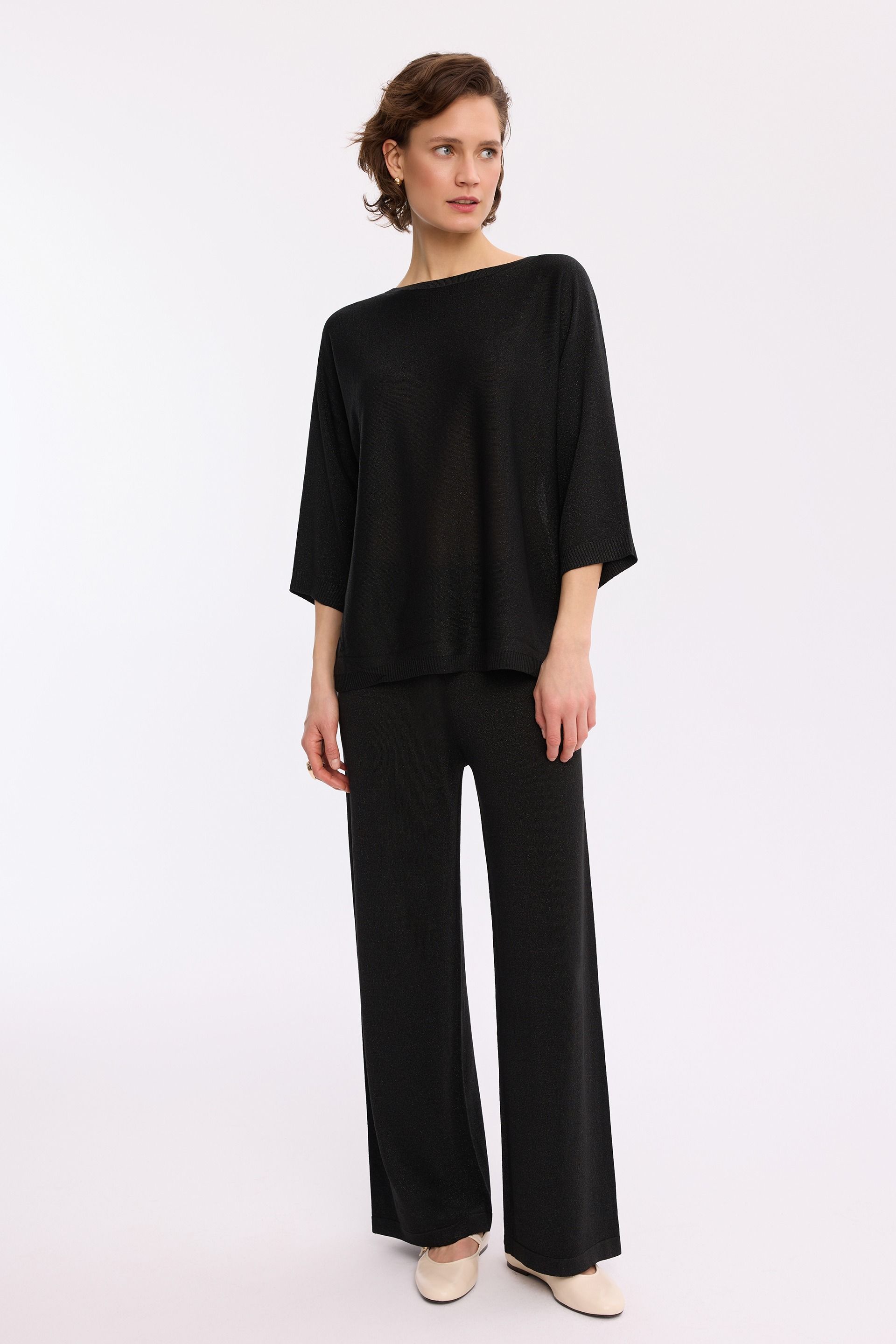Czarny sweter z lureksem – elegancki sweter damski
