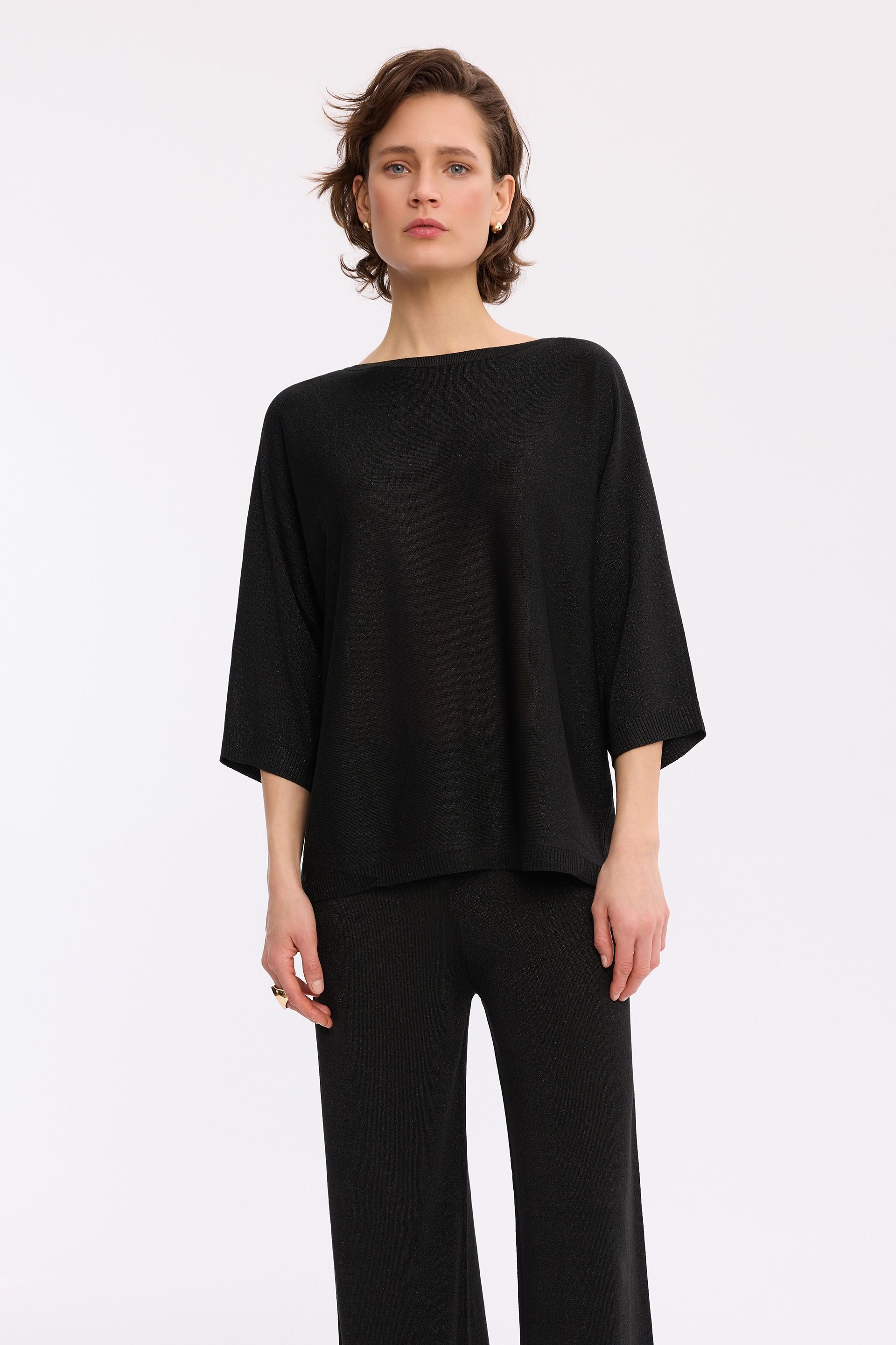 Czarny sweter z lureksem – elegancki sweter damski