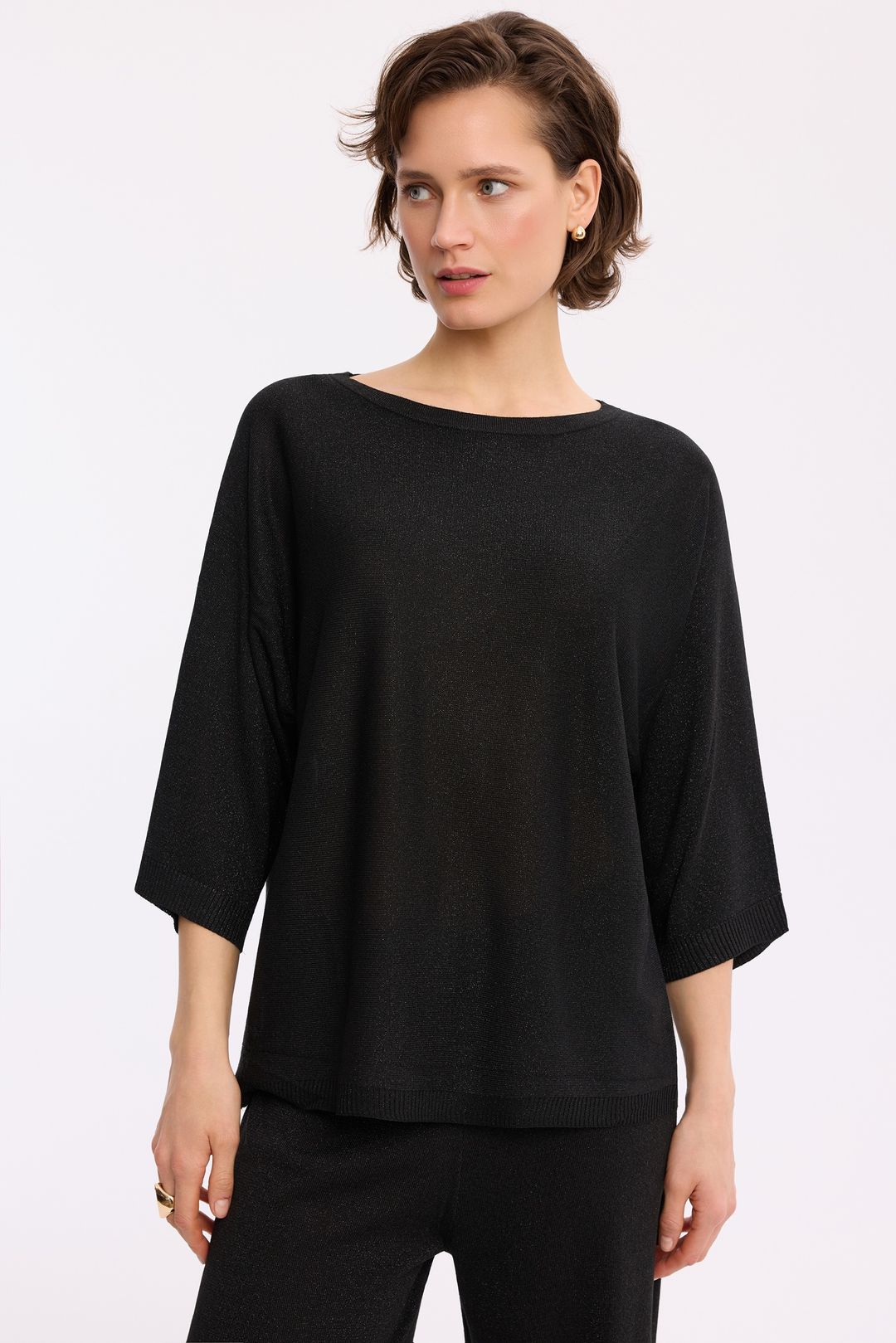 Czarny sweter z lureksem – elegancki sweter damski