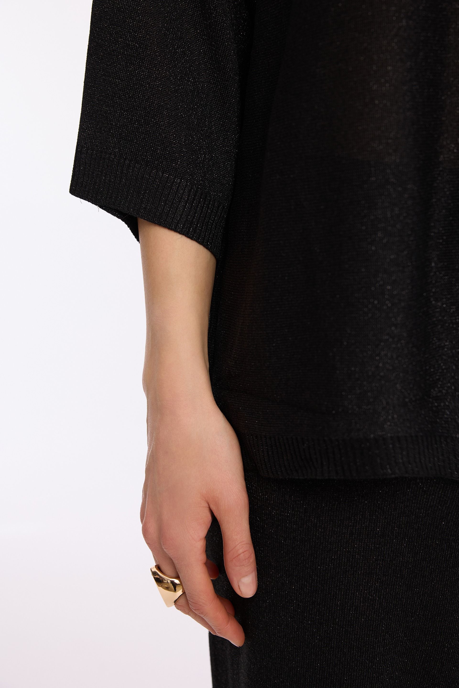 Czarny sweter z lureksem – elegancki sweter damski