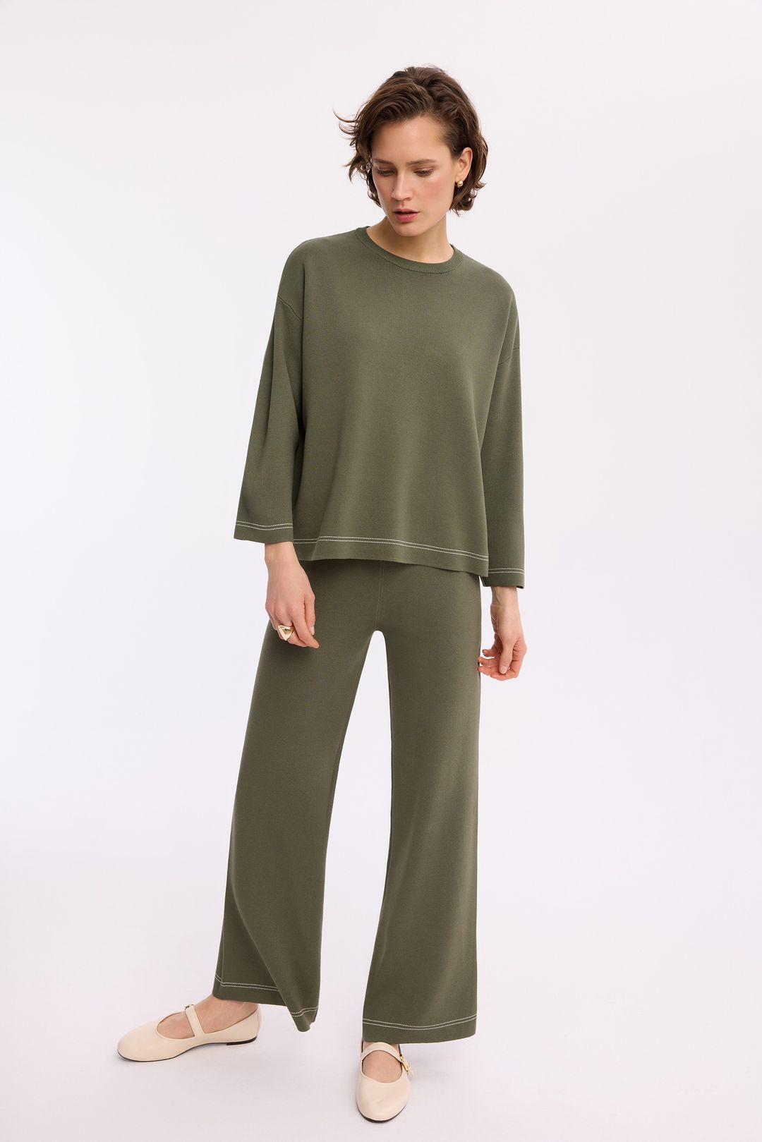 Dzianinowy sweter oliwkowy – elegancki sweter damski