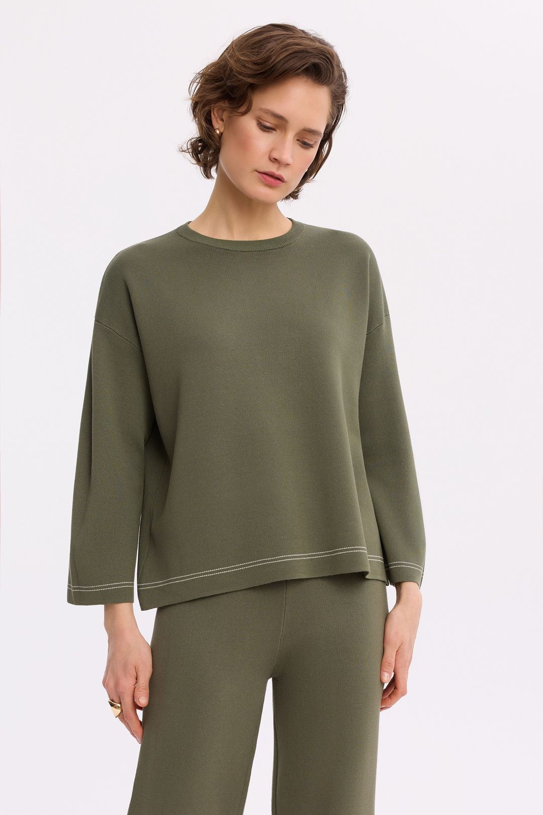 Dzianinowy sweter oliwkowy – elegancki sweter damski