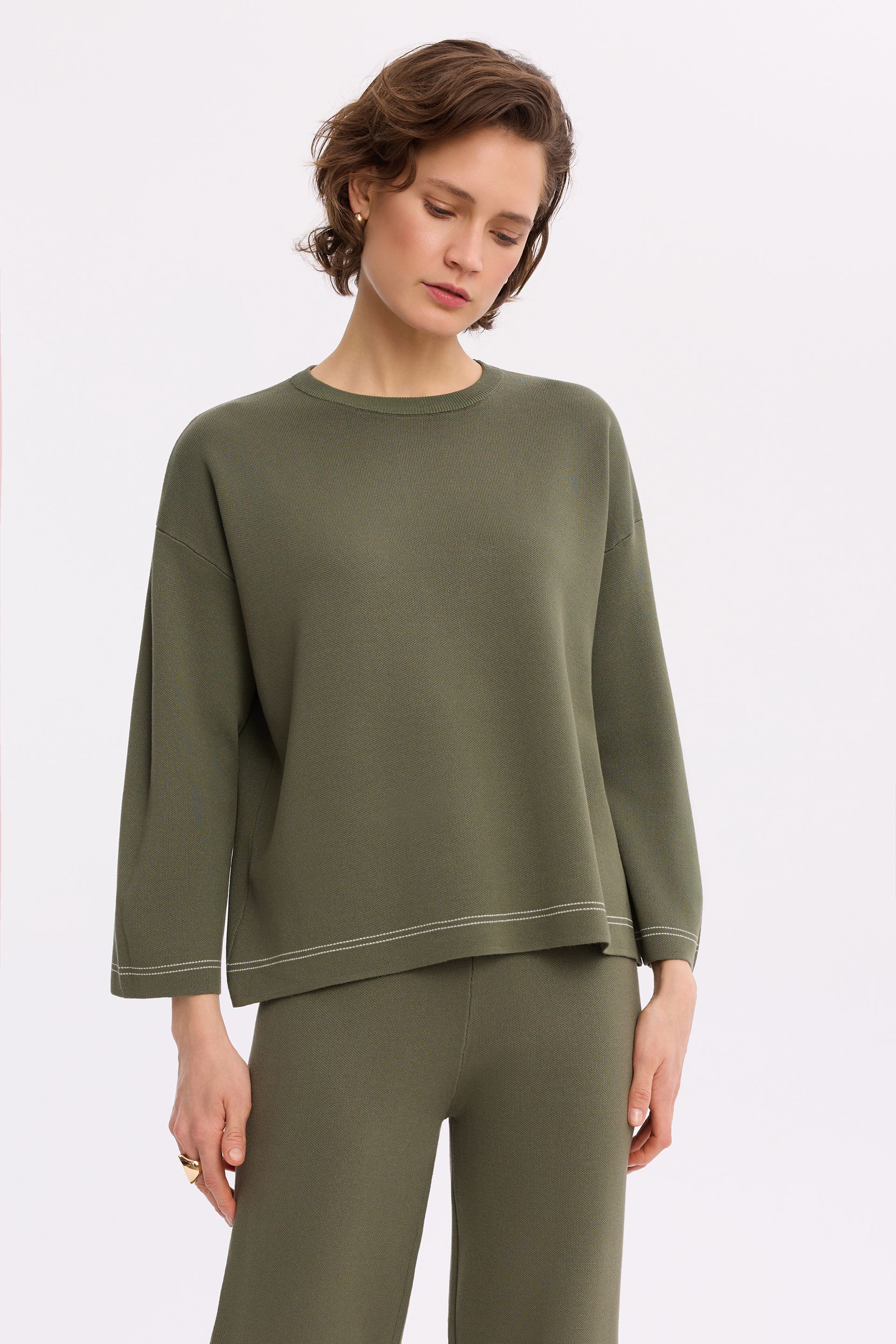Dzianinowy sweter damski w oliwkowym odcieniu