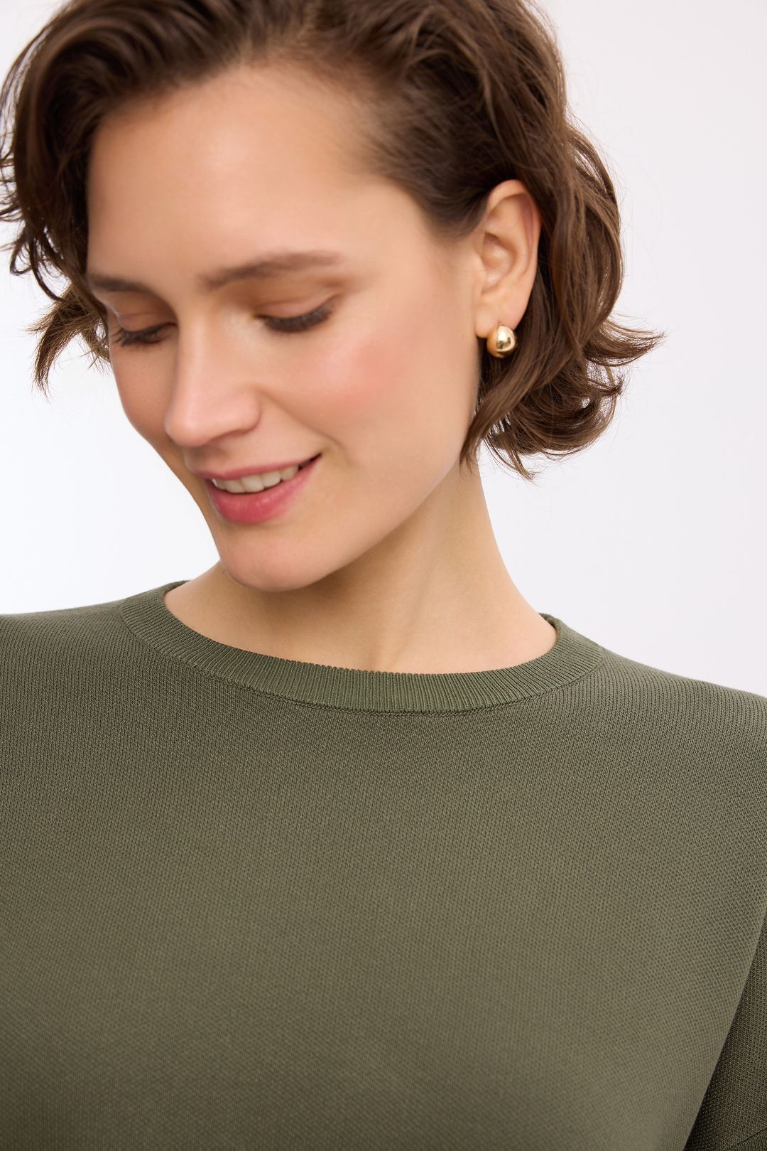 Dzianinowy sweter oliwkowy – elegancki sweter damski