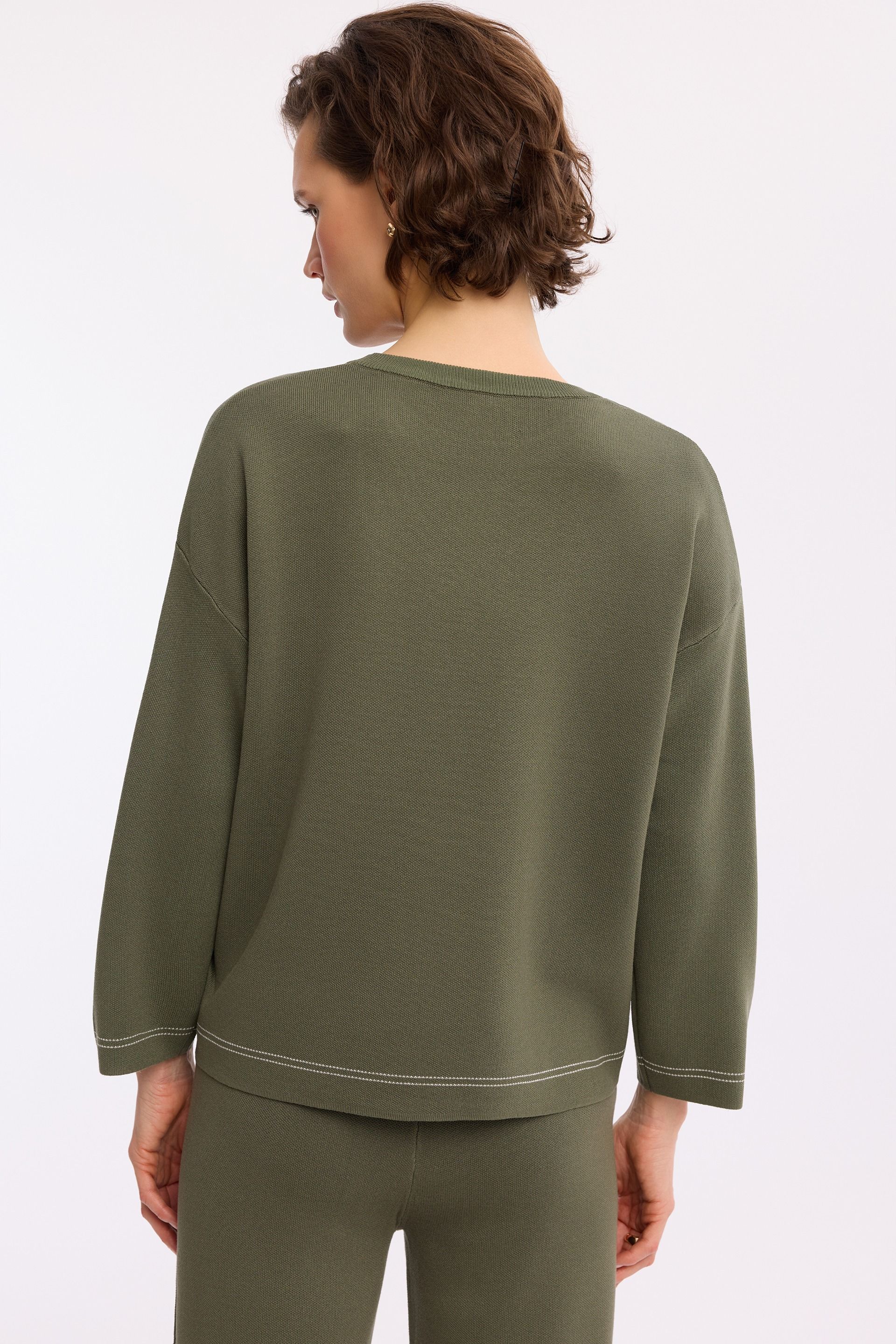 Dzianinowy sweter oliwkowy – elegancki sweter damski