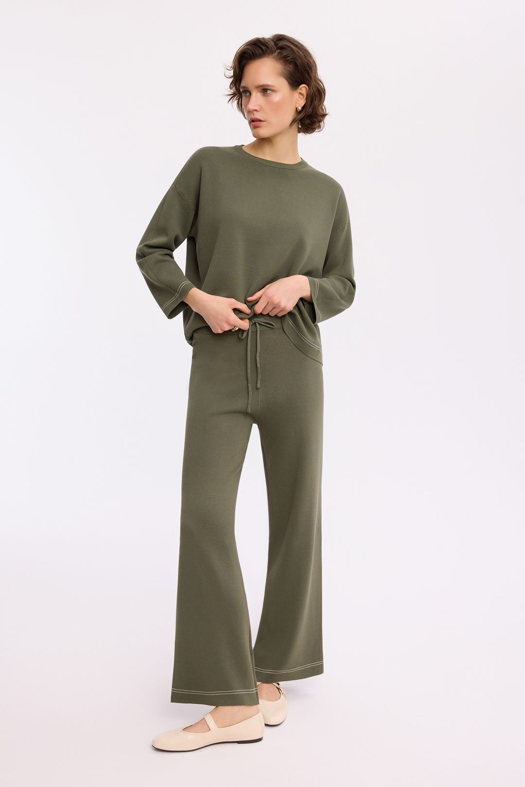 Dzianinowe spodnie oliwkowe – eleganckie spodnie damskie