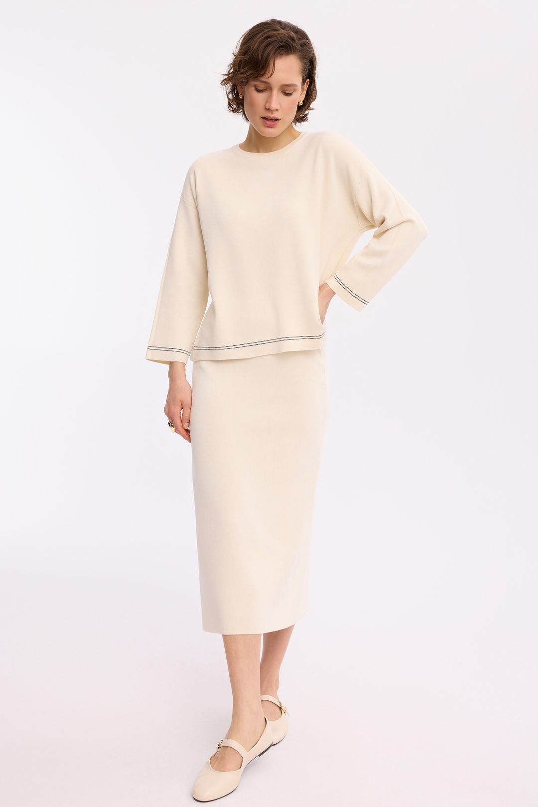 Dzianinowy sweter ecru – elegancki sweter damski
