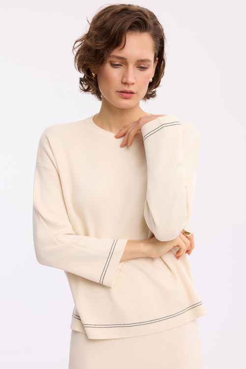 Dzianinowy sweter ecru – elegancki sweter damski