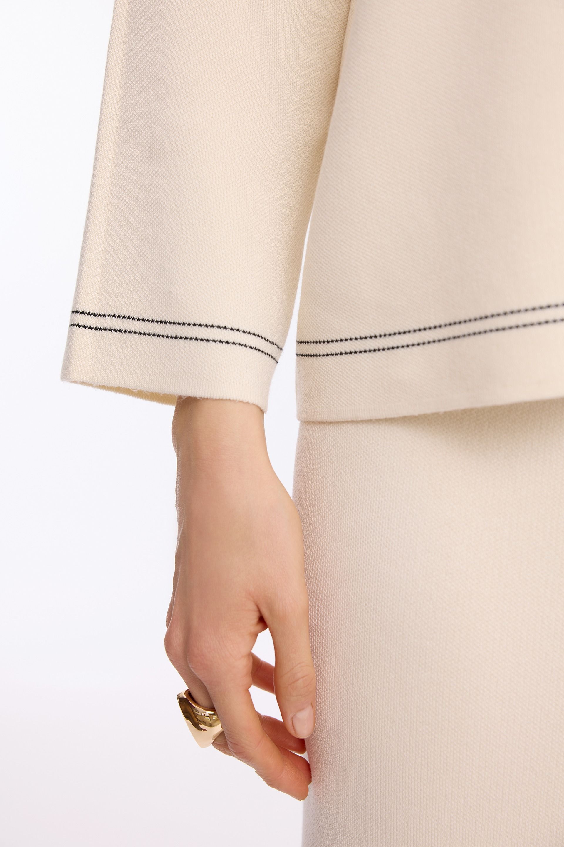 Dzianinowy sweter ecru – elegancki sweter damski