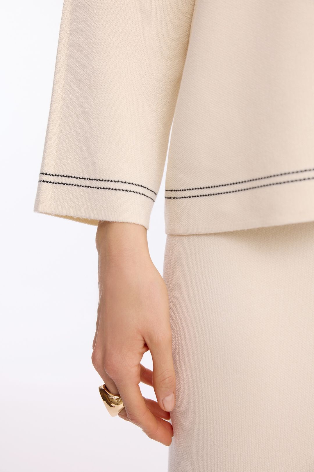Dzianinowy sweter ecru – elegancki sweter damski