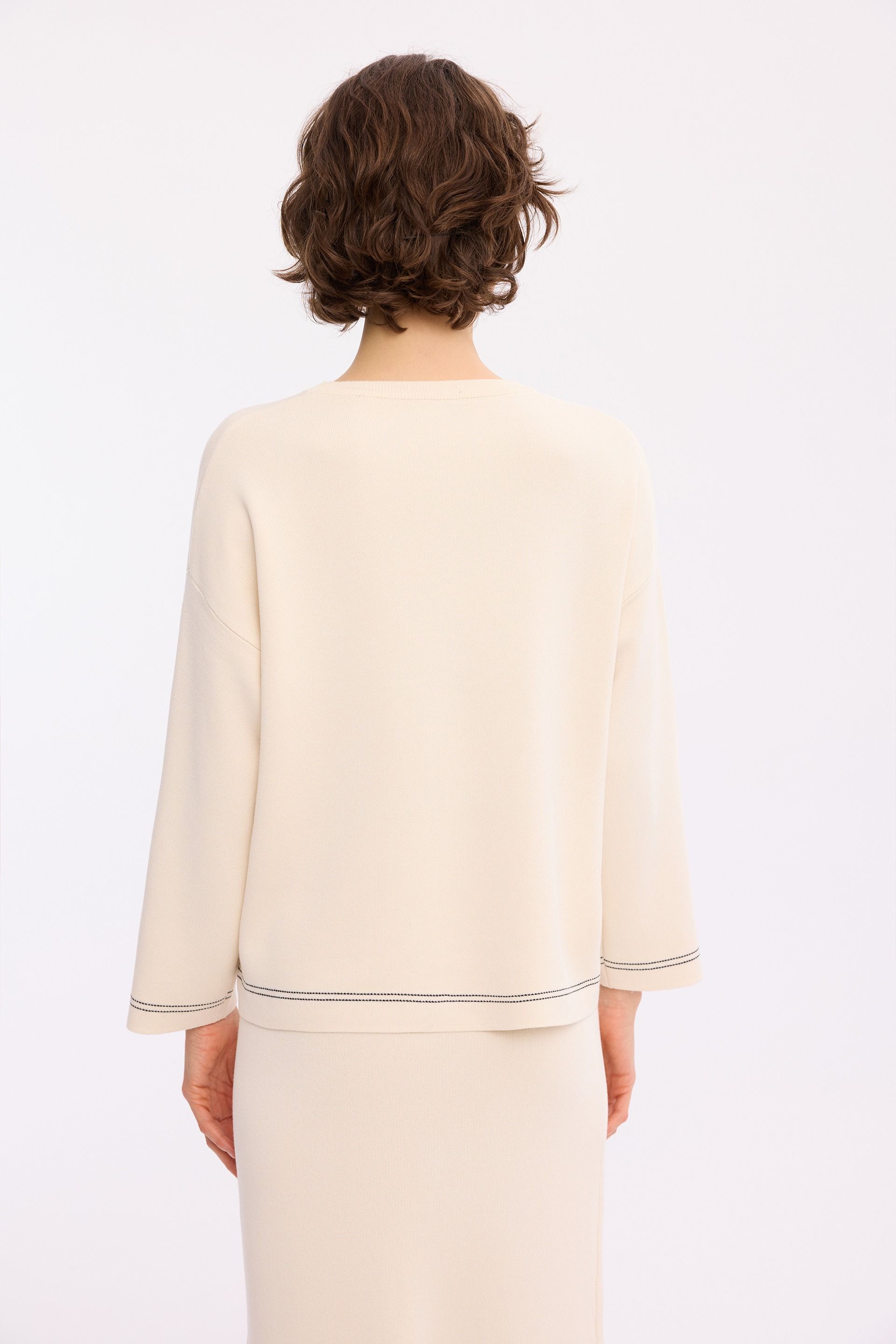 Dzianinowy sweter ecru – elegancki sweter damski