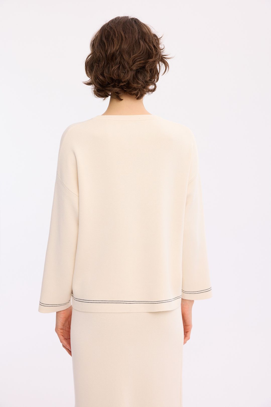 Dzianinowy sweter ecru – elegancki sweter damski