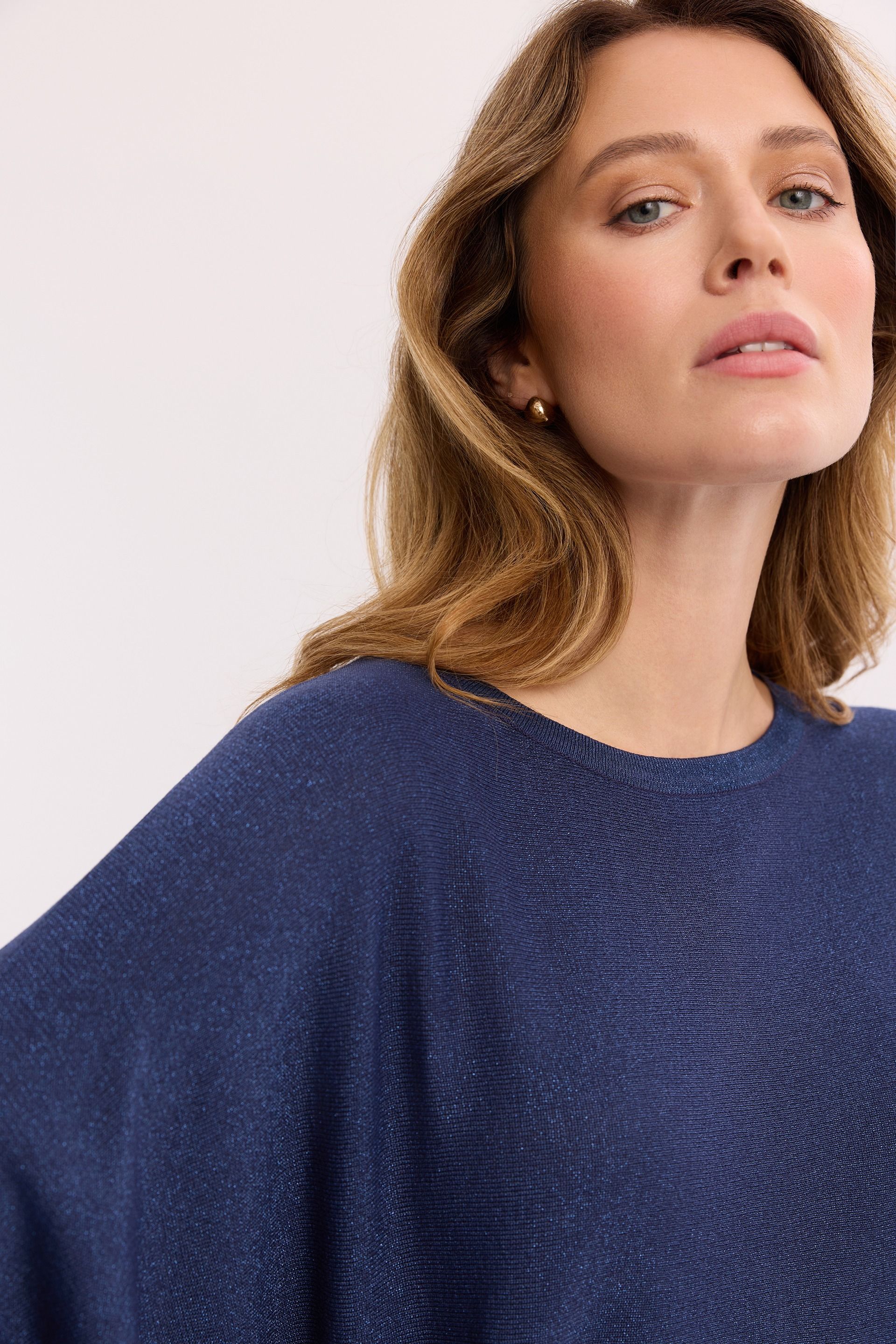 Granatowy sweter z lureksem – dzianinowy sweter damski