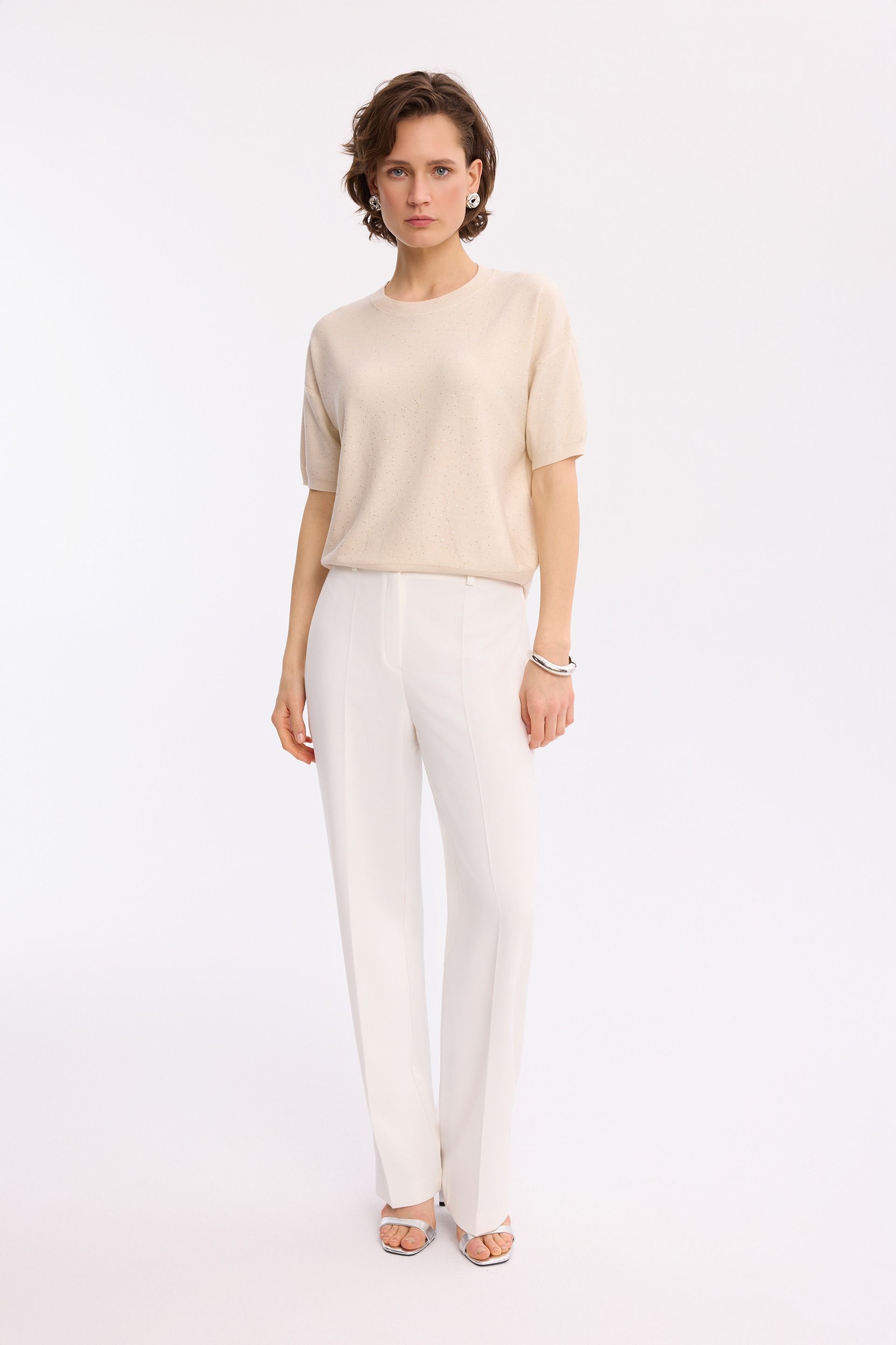Sweter ecru ze zdobieniami – elegancki sweter damski