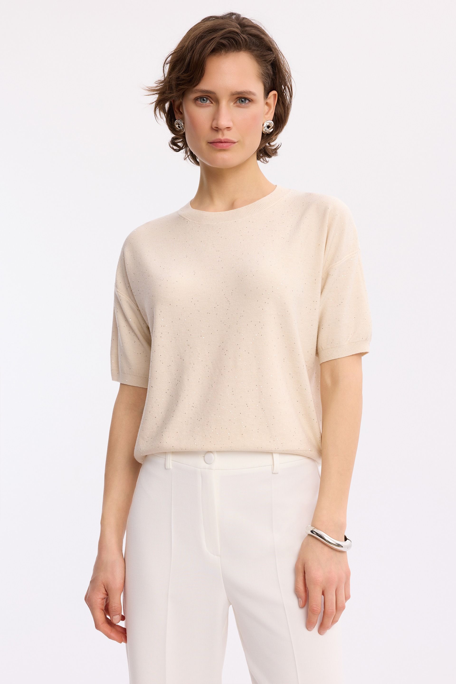 Sweter ecru ze zdobieniami – elegancki sweter damski