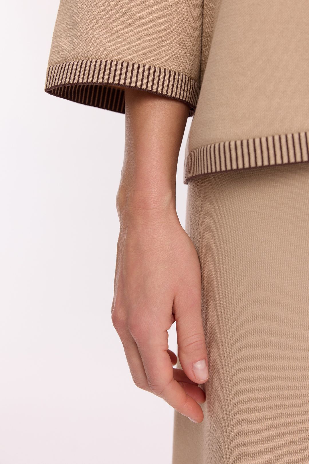 Beżowy sweter damski z rękawem 3/4 – dzianinowy sweter
