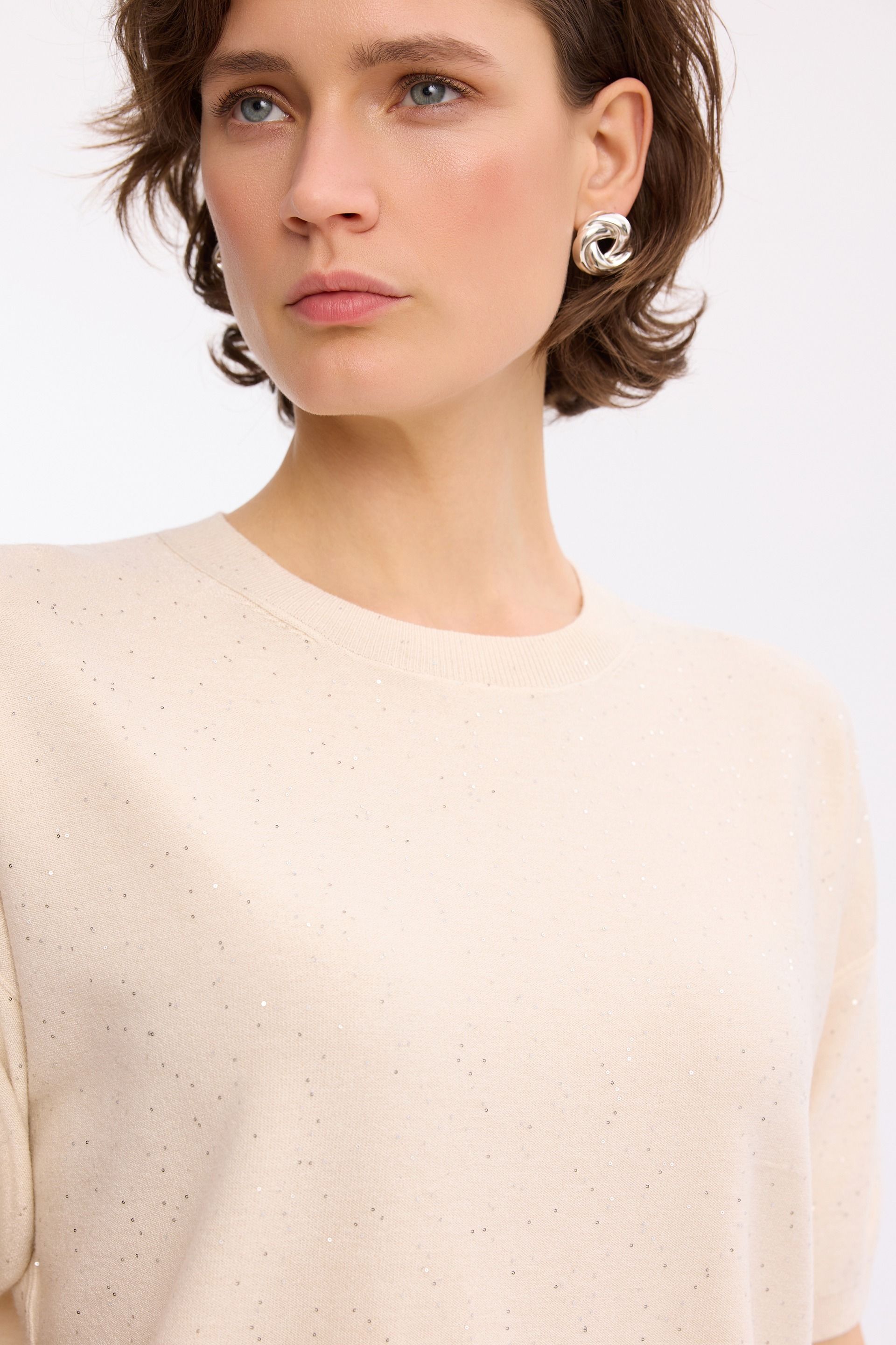 Sweter ecru ze zdobieniami – elegancki sweter damski