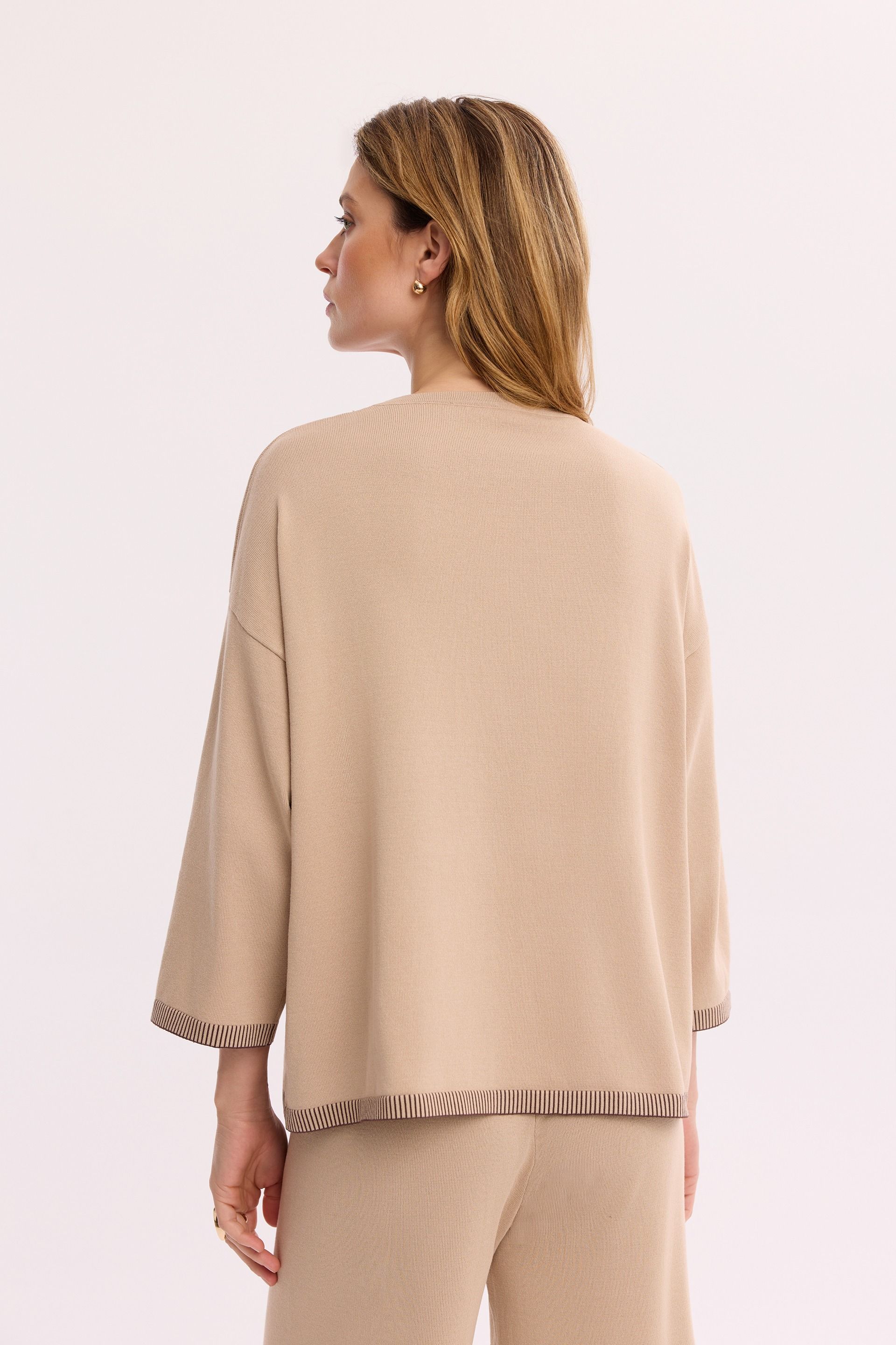 Beżowy sweter damski z rękawem 3/4 – dzianinowy sweter
