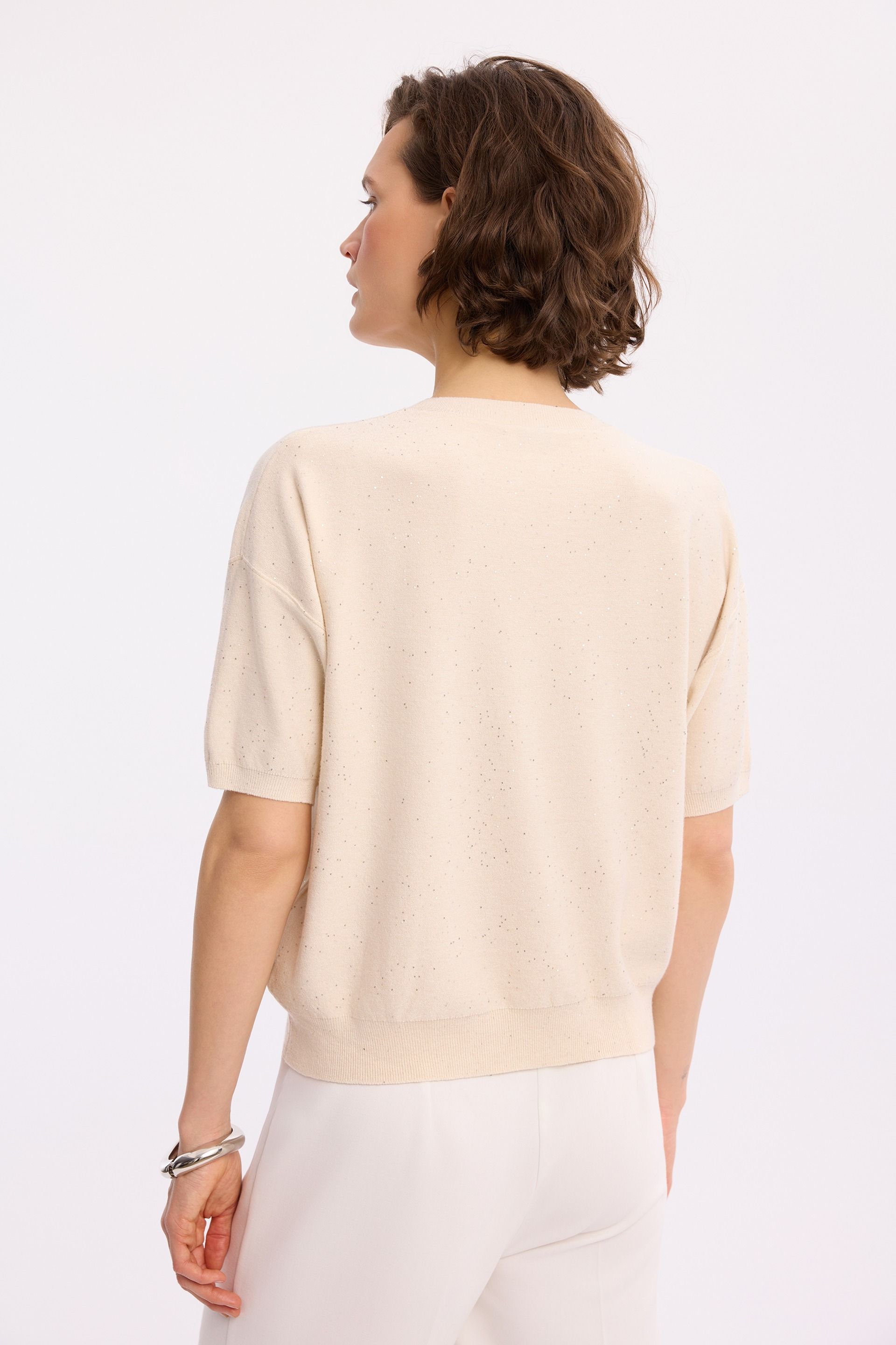 Sweter ecru ze zdobieniami – elegancki sweter damski