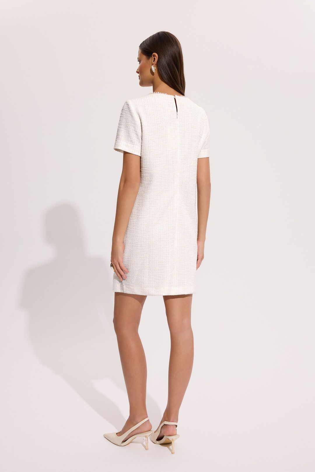 Sukienka ecru elegancka przed kolano – kolekcja Exclusive