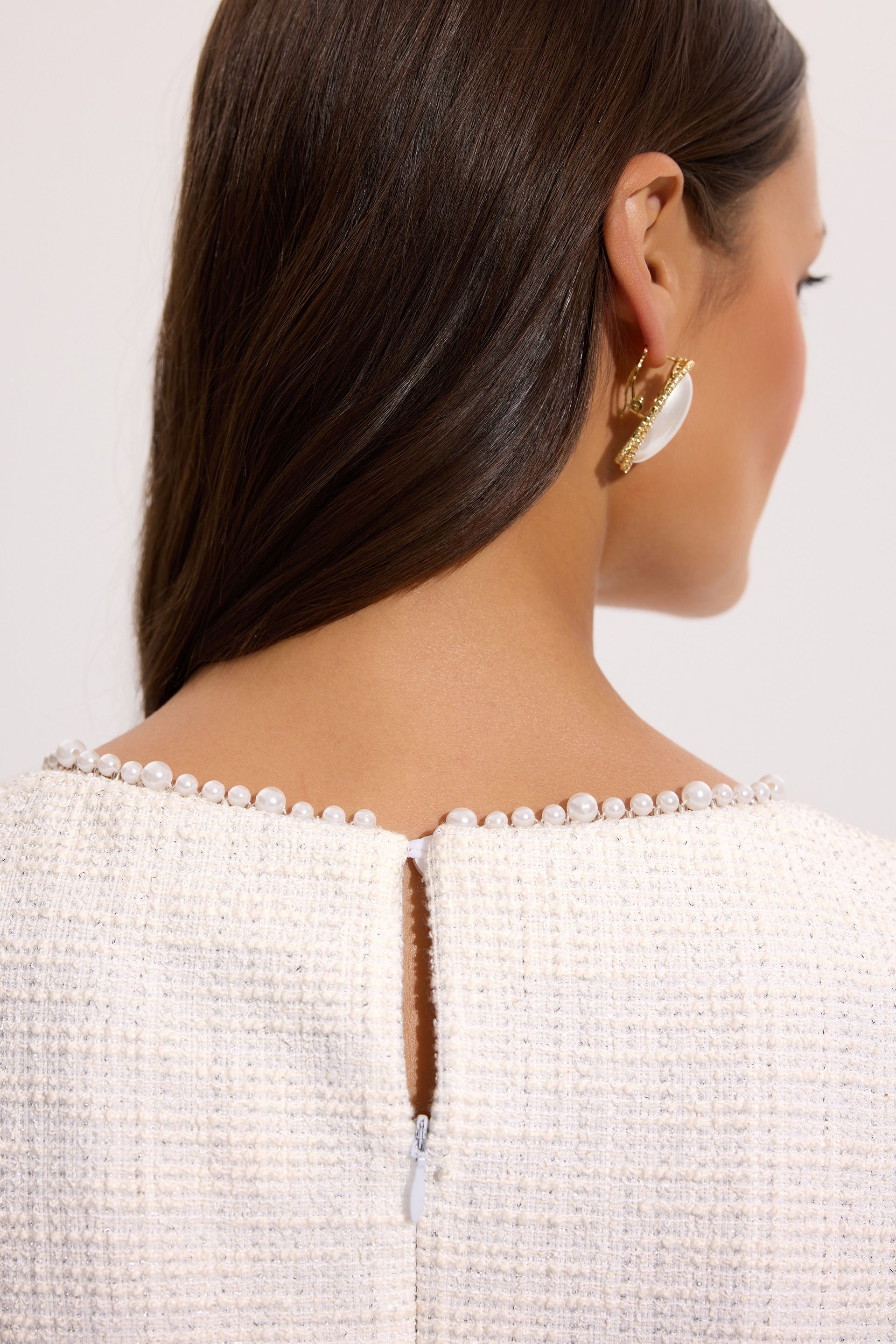 Sukienka ecru elegancka przed kolano – kolekcja Exclusive
