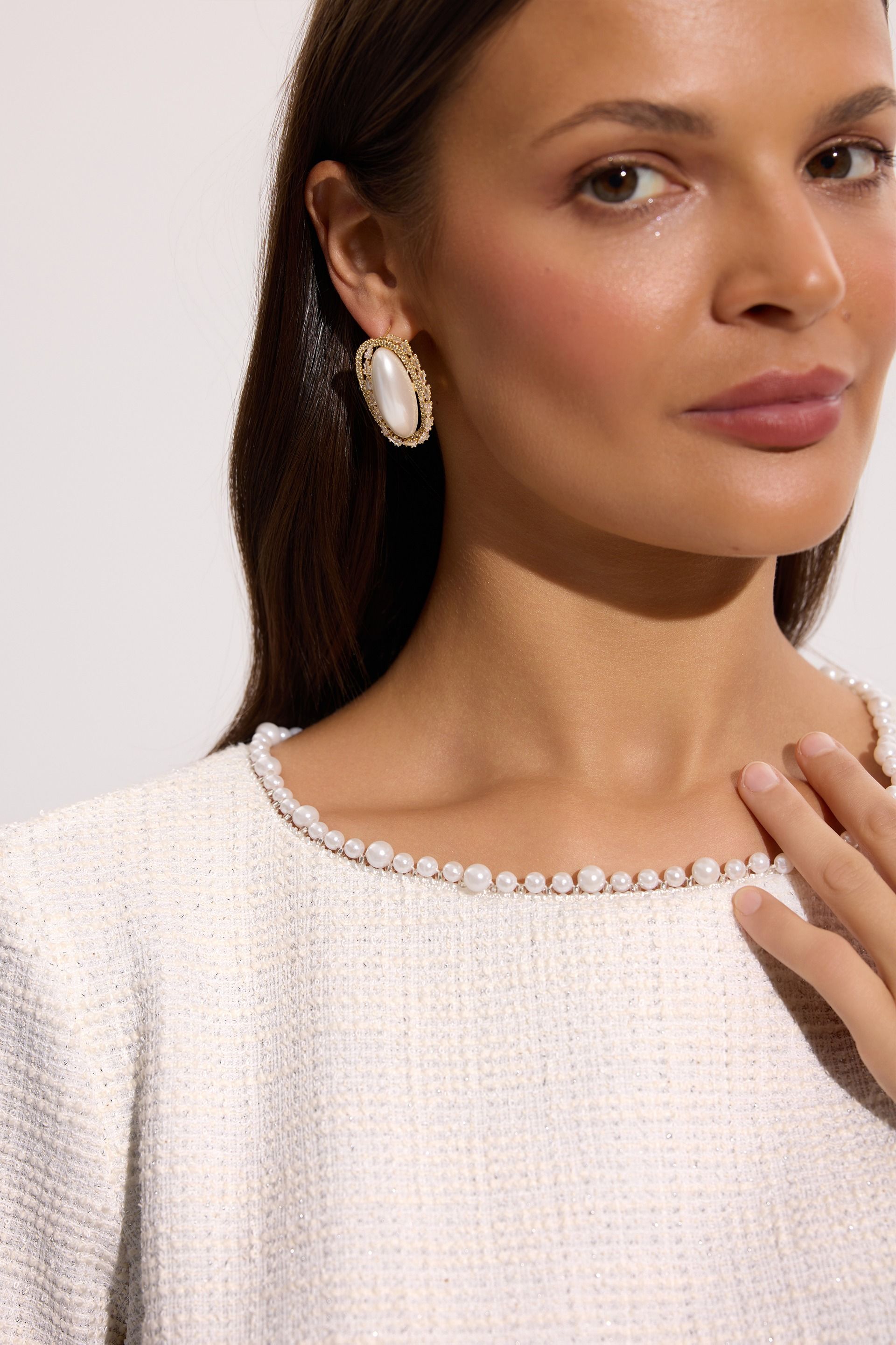Sukienka ecru elegancka przed kolano – kolekcja Exclusive