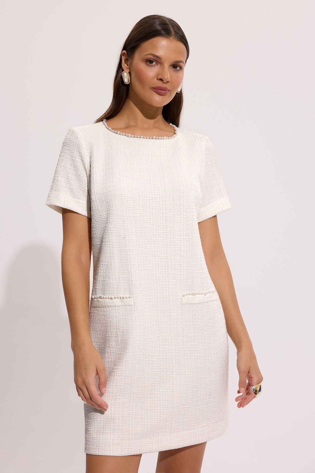 Sukienka ecru elegancka przed kolano – kolekcja Exclusive