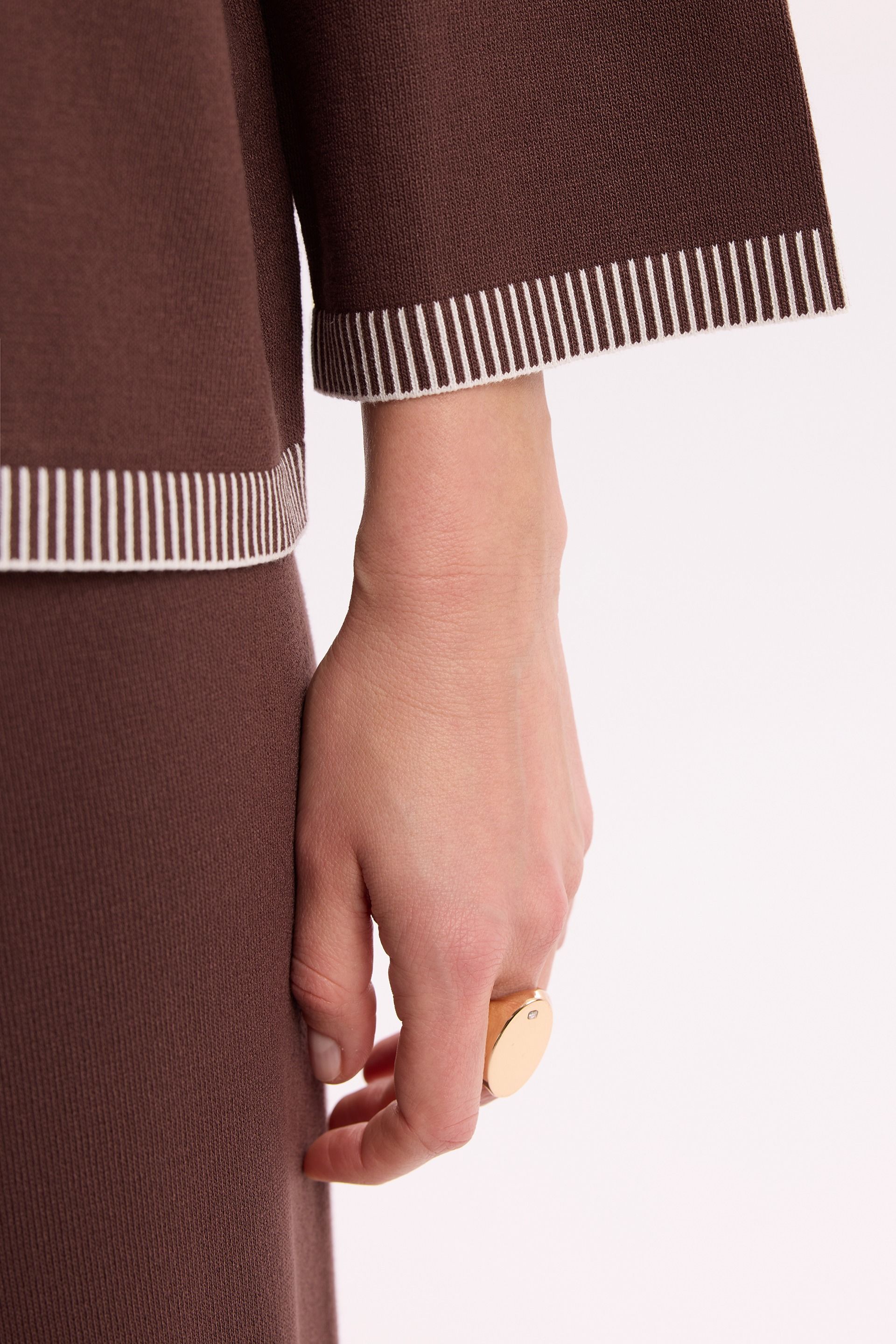 Brązowy sweter damski z rękawem 3/4 – dzianinowy sweter