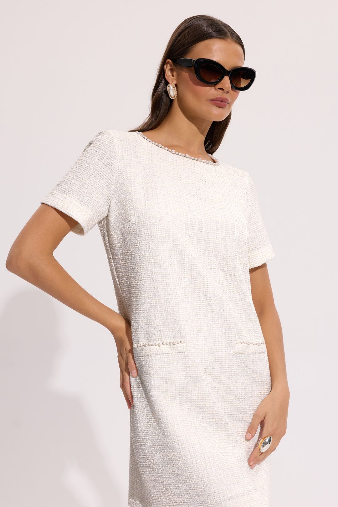 Sukienka ecru elegancka przed kolano – kolekcja Exclusive