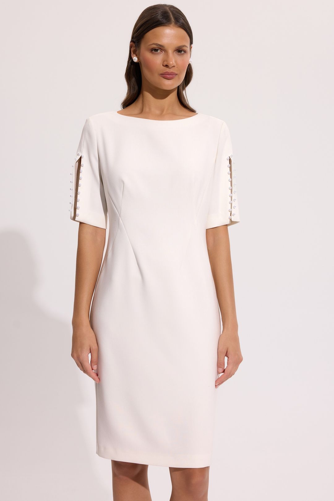Sukienka ecru elegancka z rozcięciami na rękawach – kolekcja Exclusive