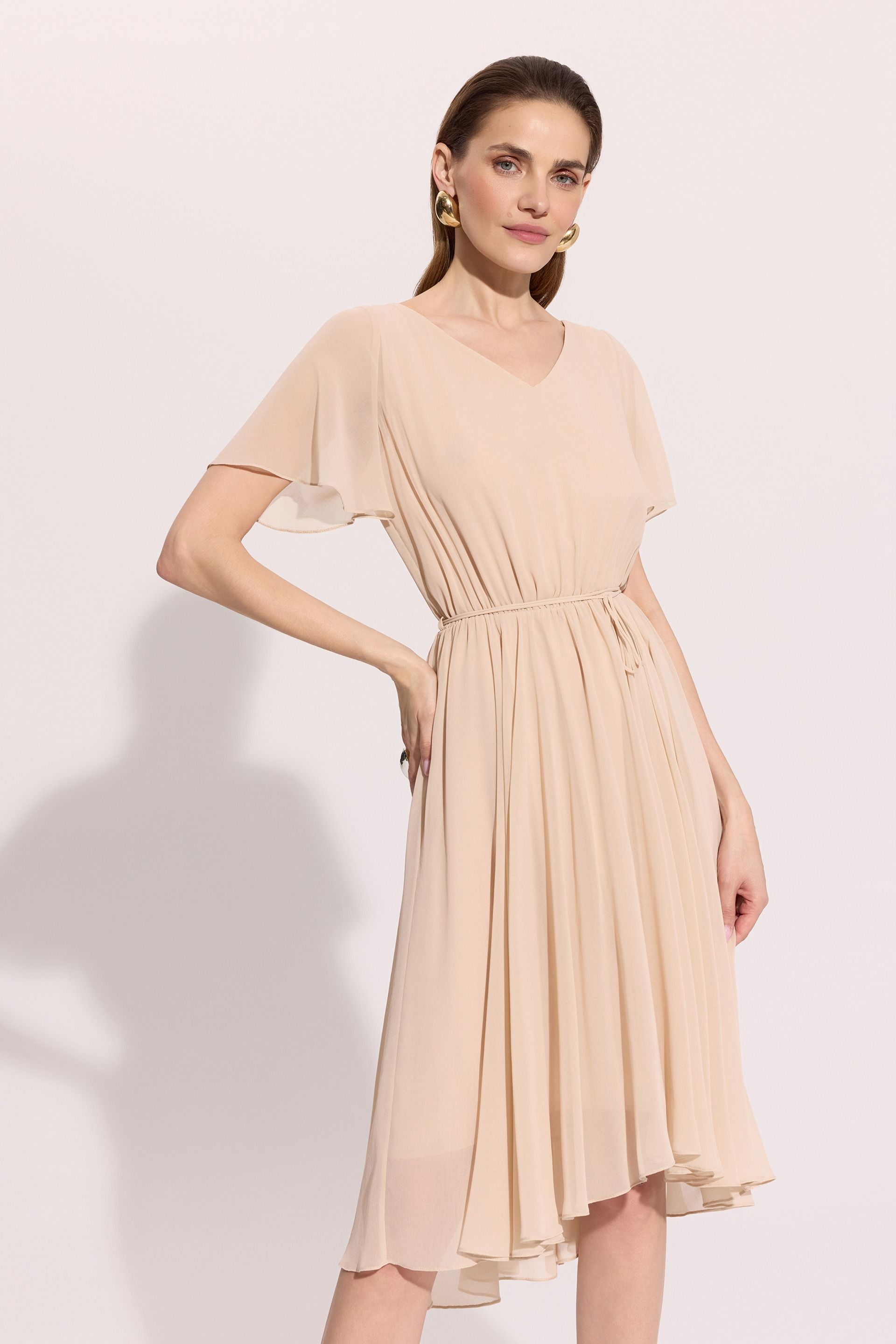 Beżowa sukienka midi z wiązaniem – elegancka sukienka damska