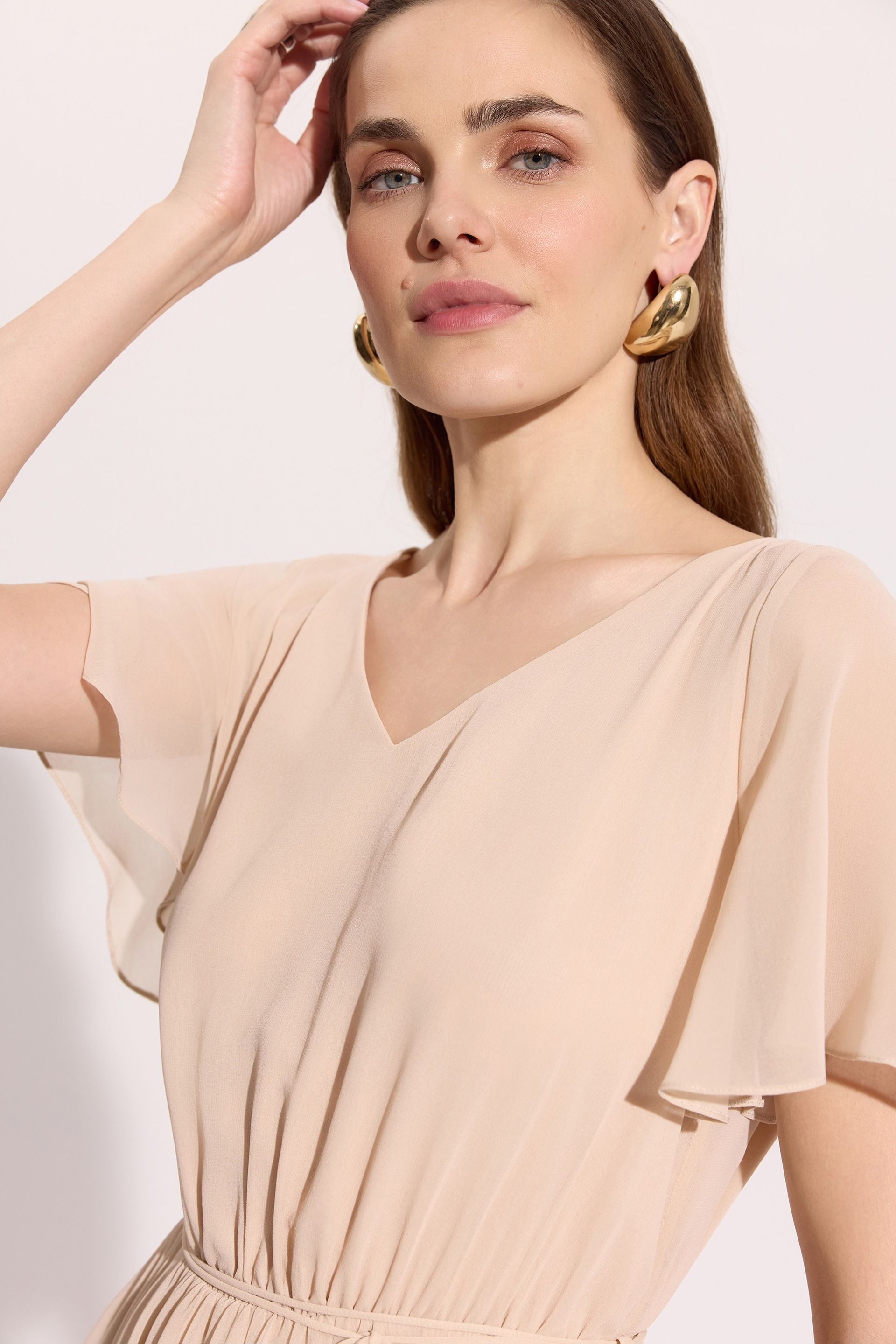 Beżowa sukienka midi z wiązaniem – elegancka sukienka damska