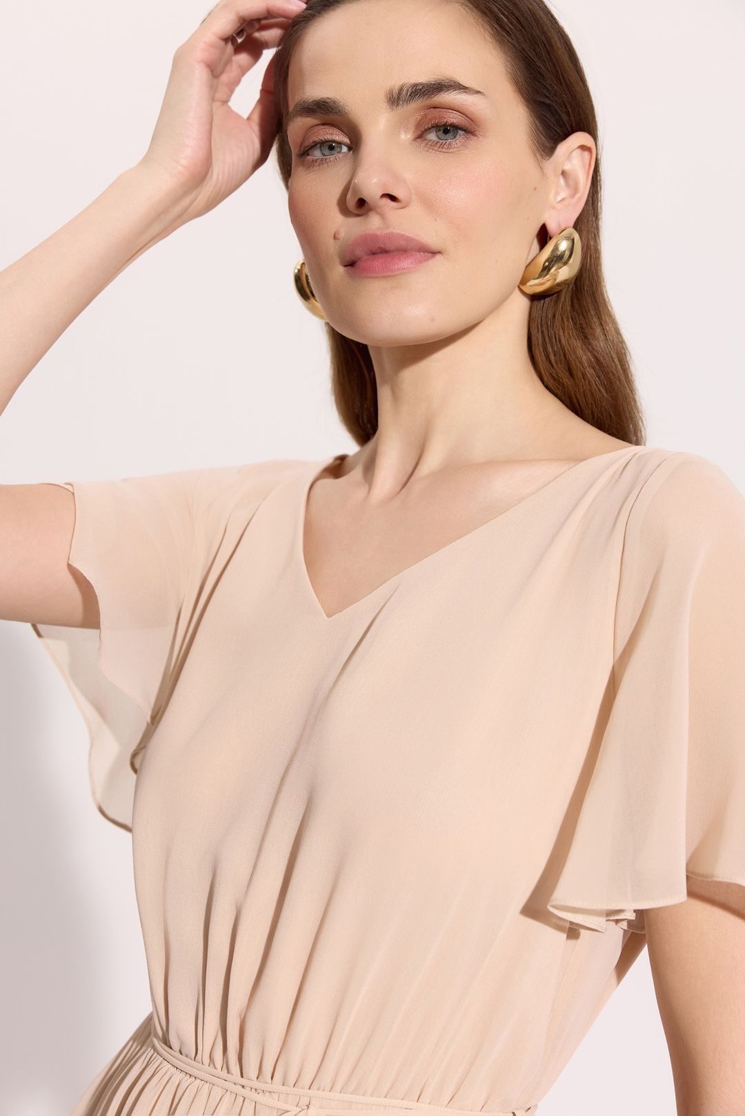 Beżowa sukienka midi z wiązaniem – elegancka sukienka damska