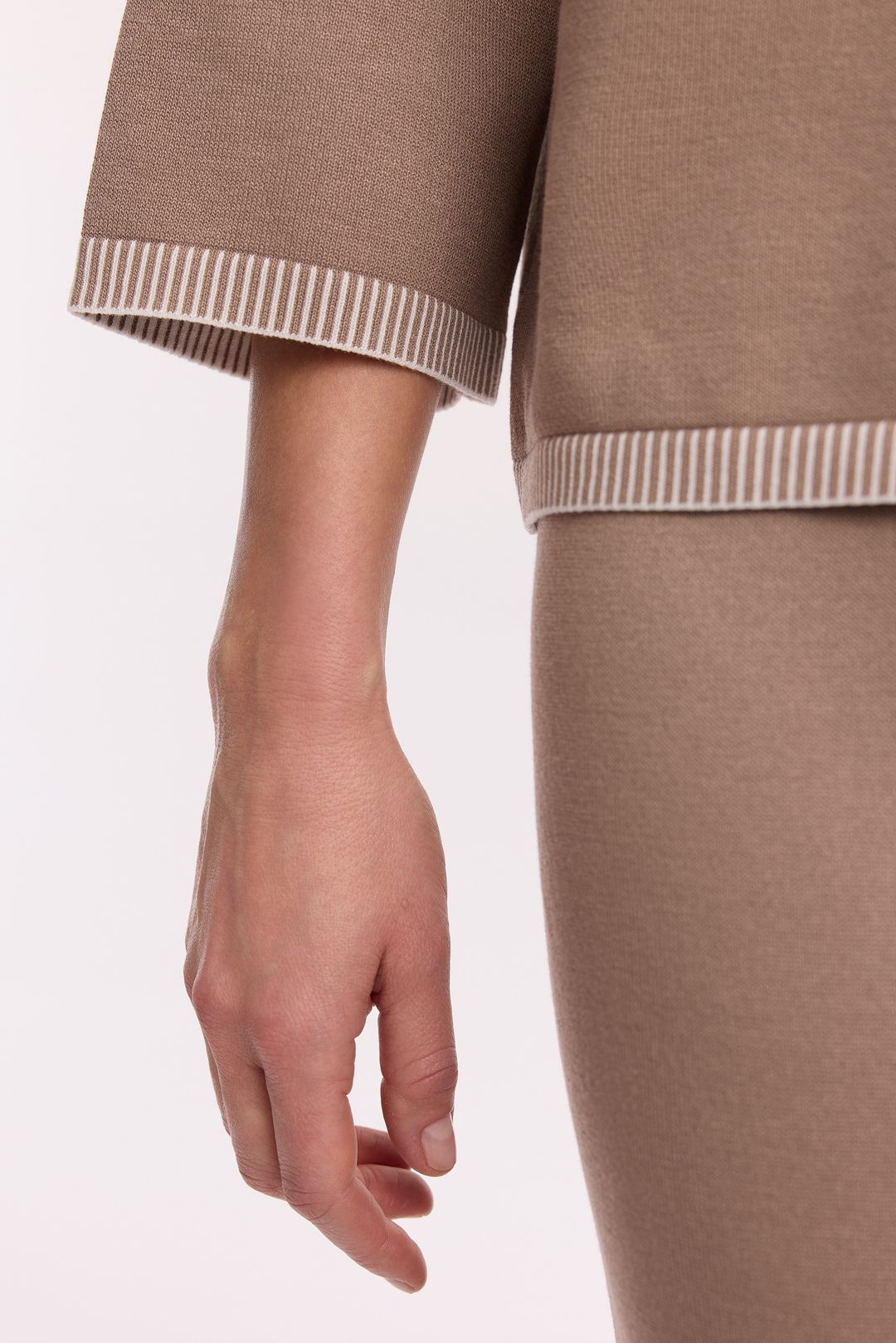 Beżowy sweter damski z rękawem 3/4 – dzianinowy sweter