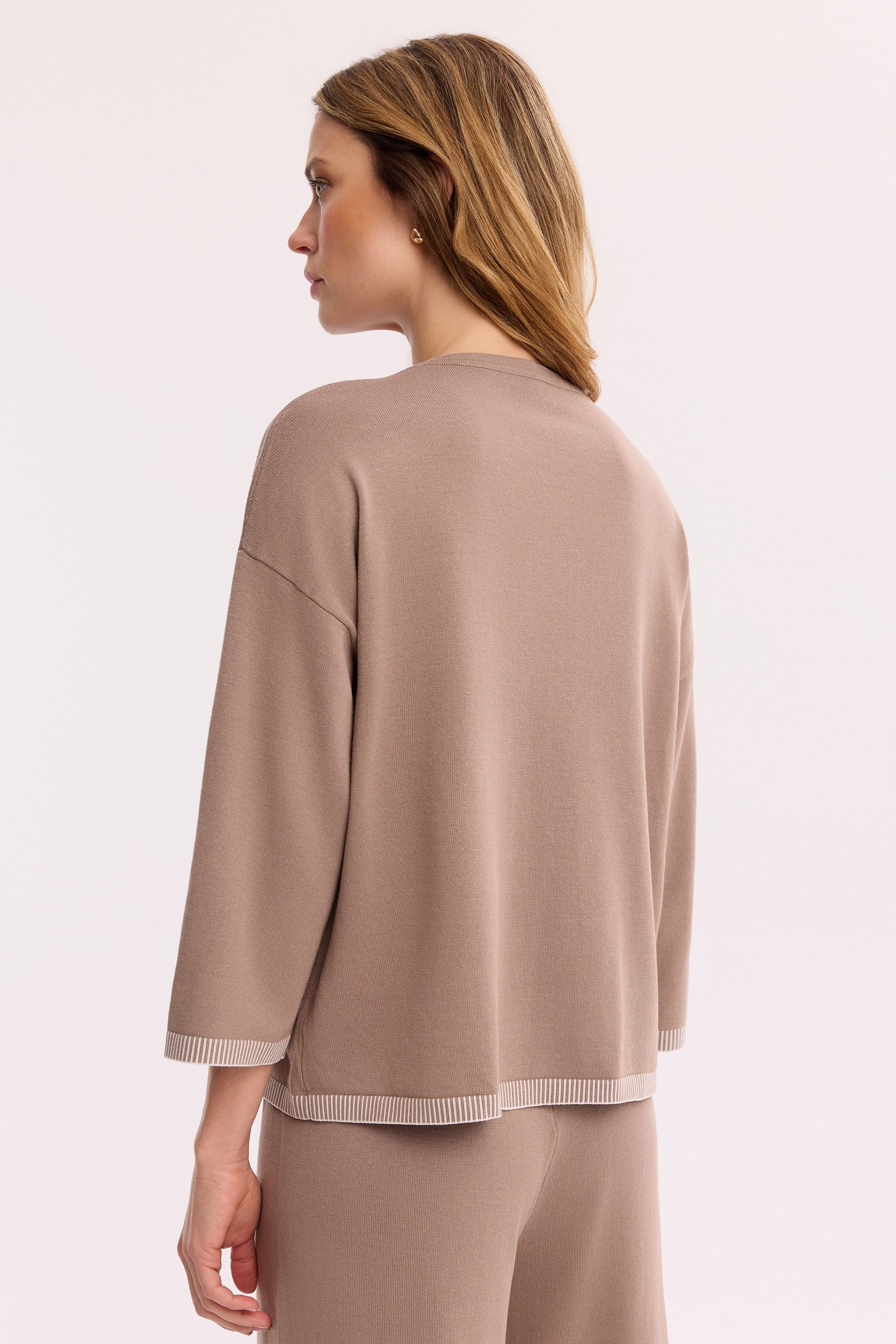 Beżowy sweter damski z rękawem 3/4 – dzianinowy sweter