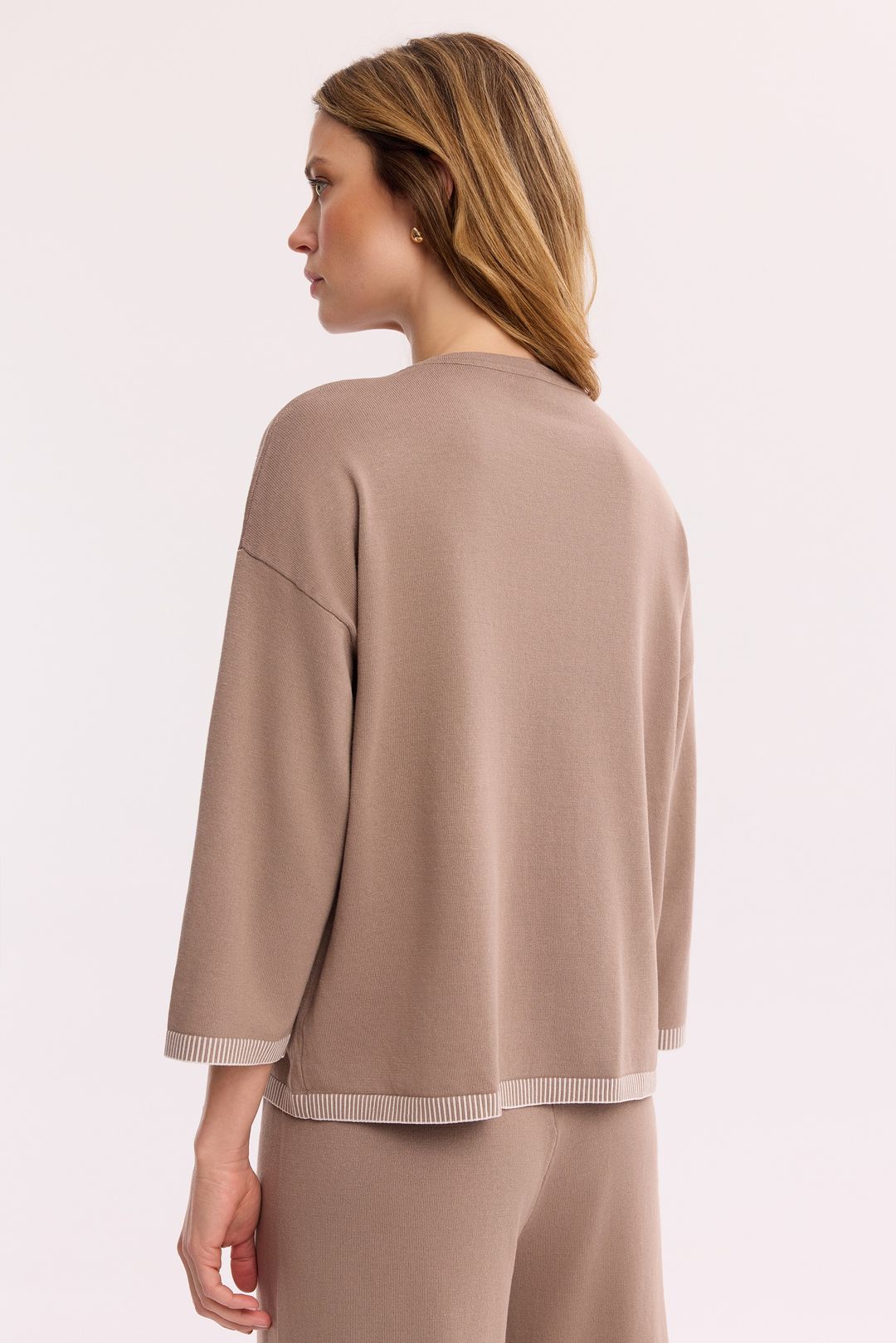 Beżowy sweter damski z rękawem 3/4 – dzianinowy sweter