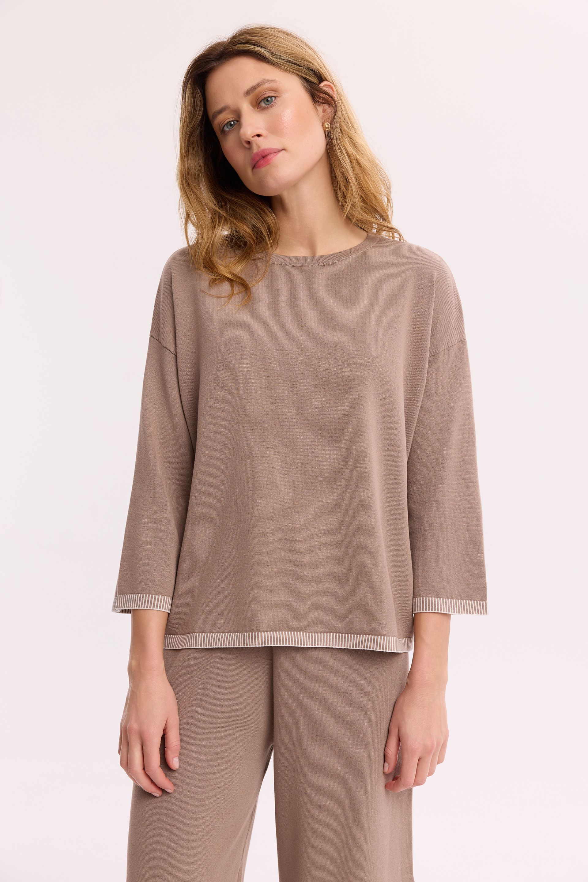 Dzianinowy beżowy sweter damski