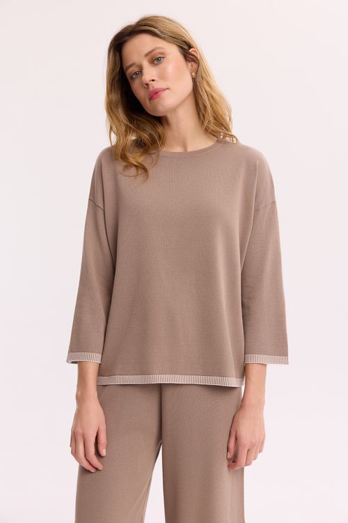 Dzianinowy beżowy sweter damski