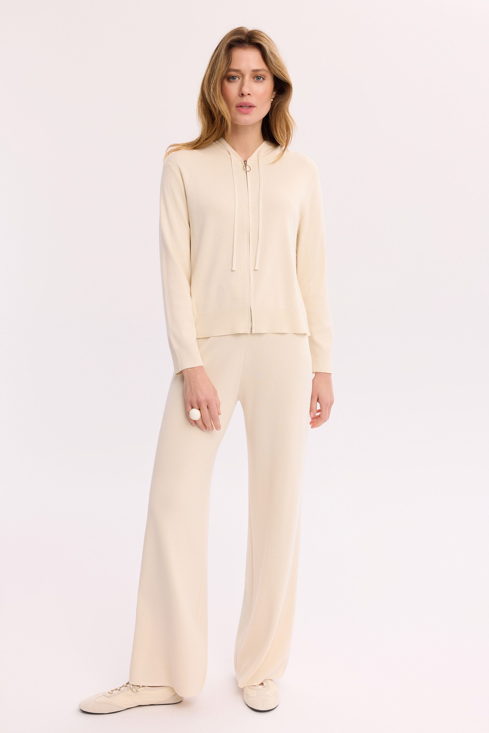 Swetrowa bluza ecru damska – dzianinowa bluza z kapturem