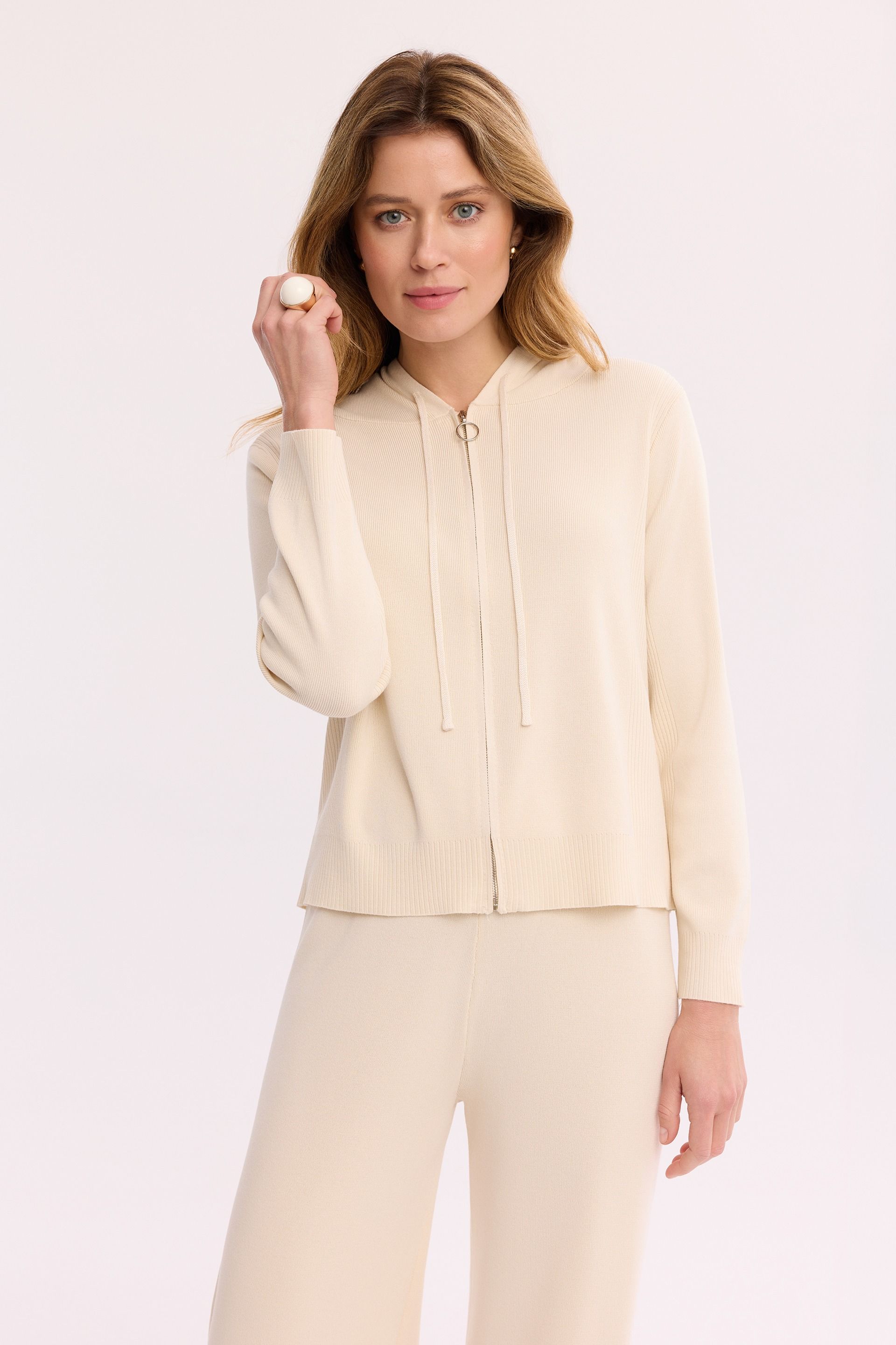 Swetrowa bluza ecru damska – dzianinowa bluza z kapturem