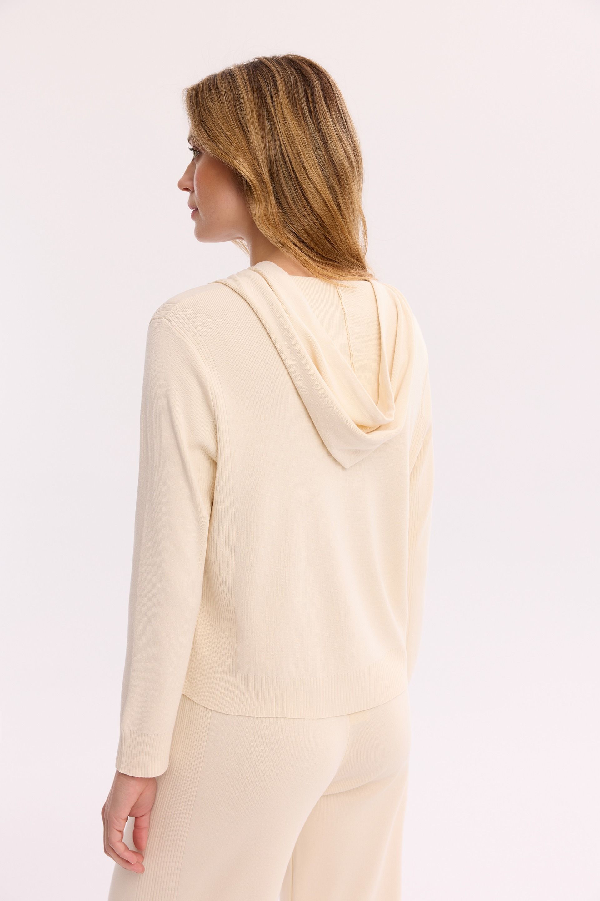 Swetrowa bluza ecru damska – dzianinowa bluza z kapturem