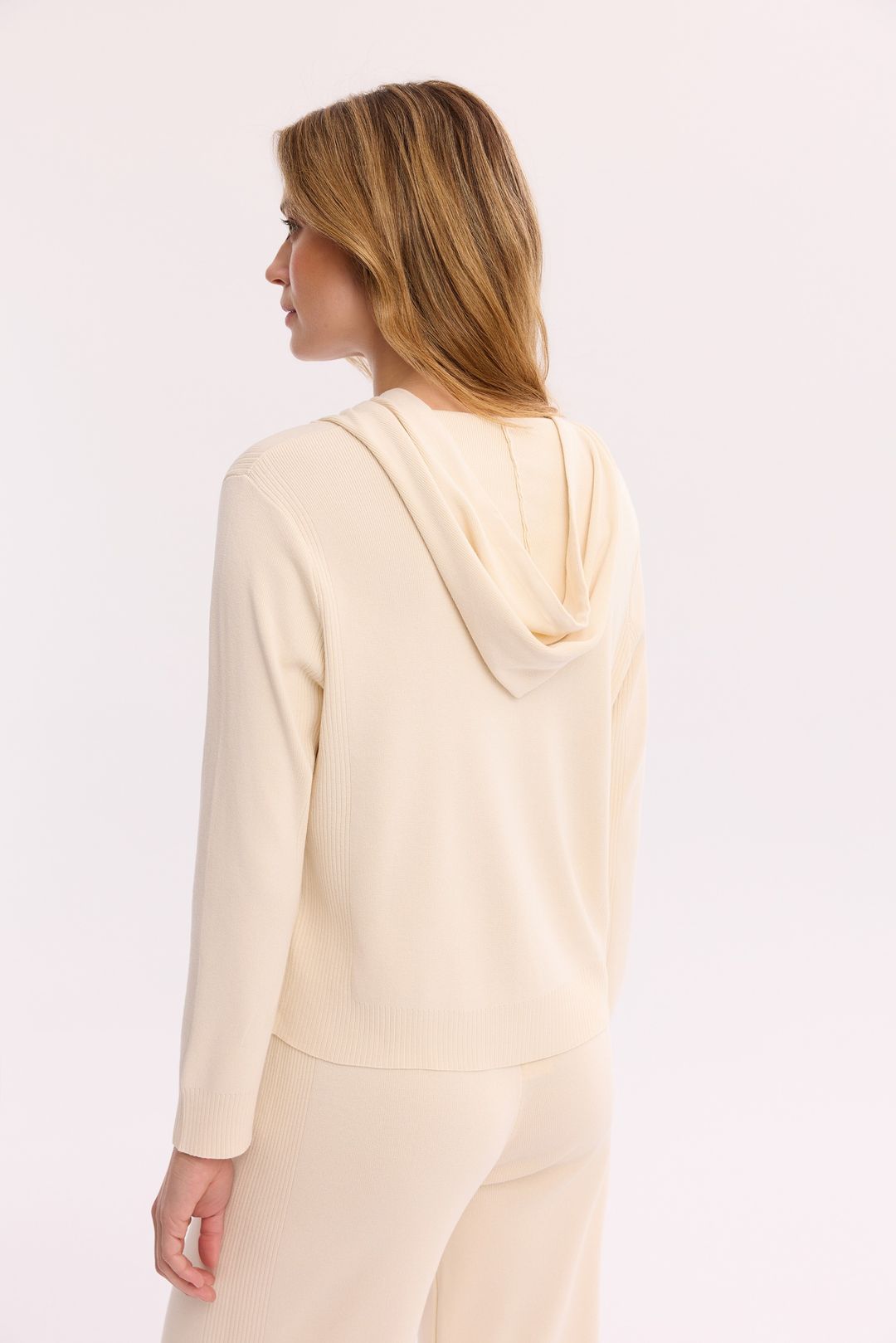 Swetrowa bluza ecru damska – dzianinowa bluza z kapturem