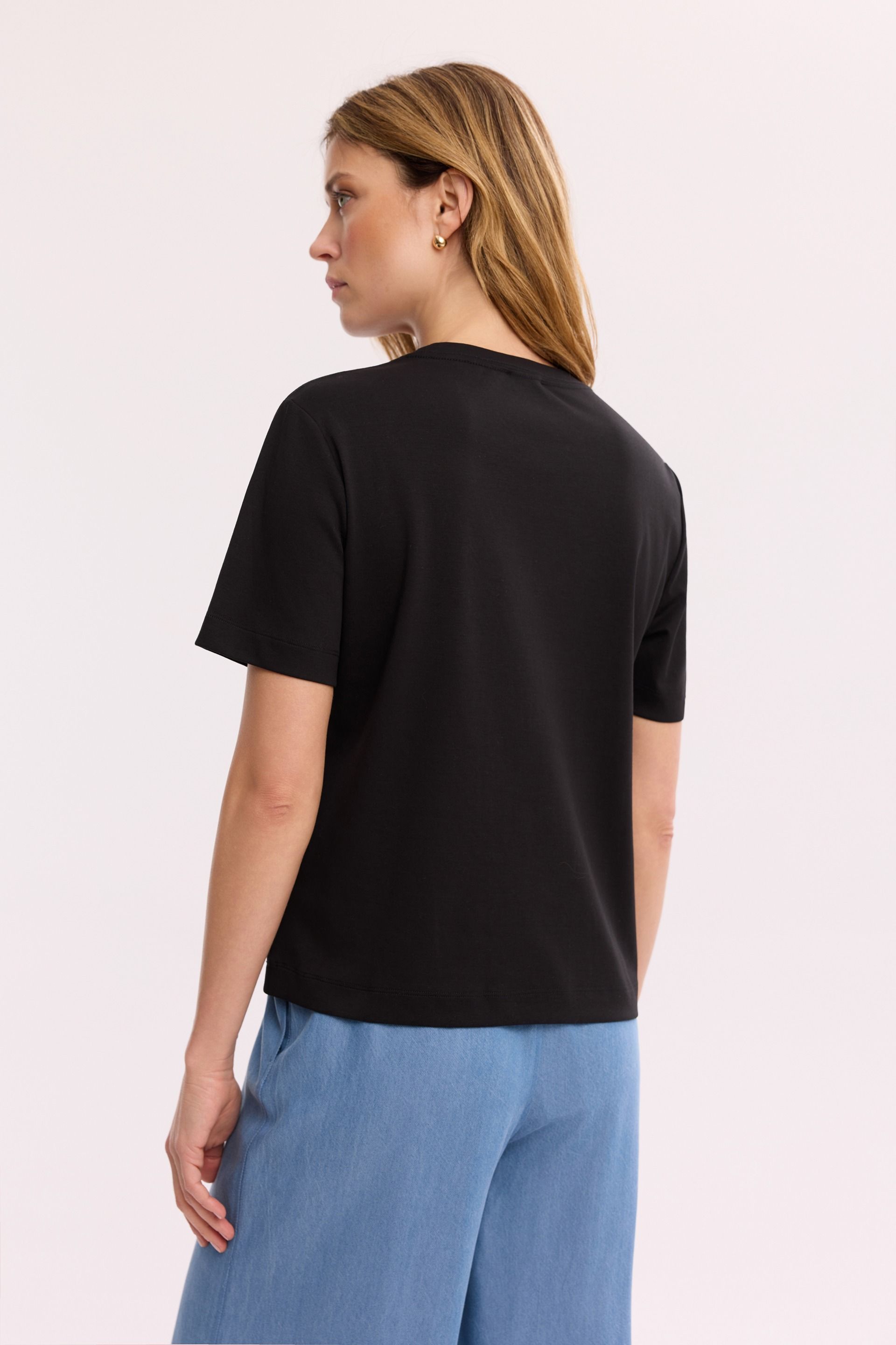 Czarny T-shirt 100% bawełna – damski T-shirt z okrągłym dekoltem