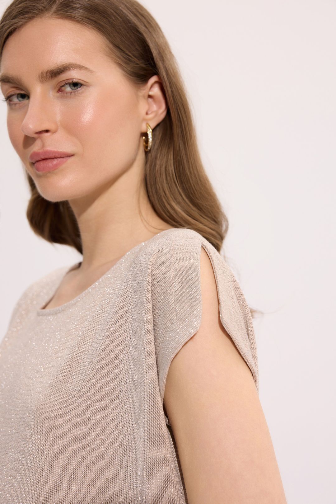 Beżowa bluzka z metalizowaną nicią – elegancka bluzka damska