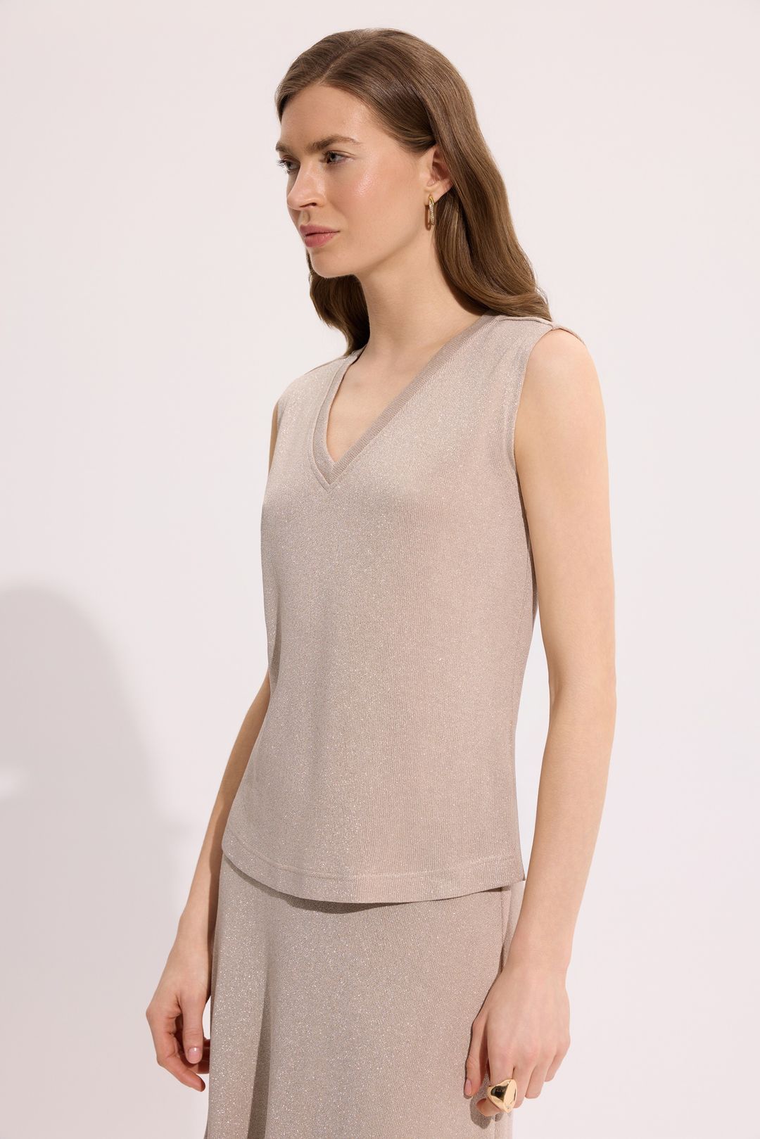 Beżowa bluzka z metalizowaną nicią – elegancka bluzka damska
