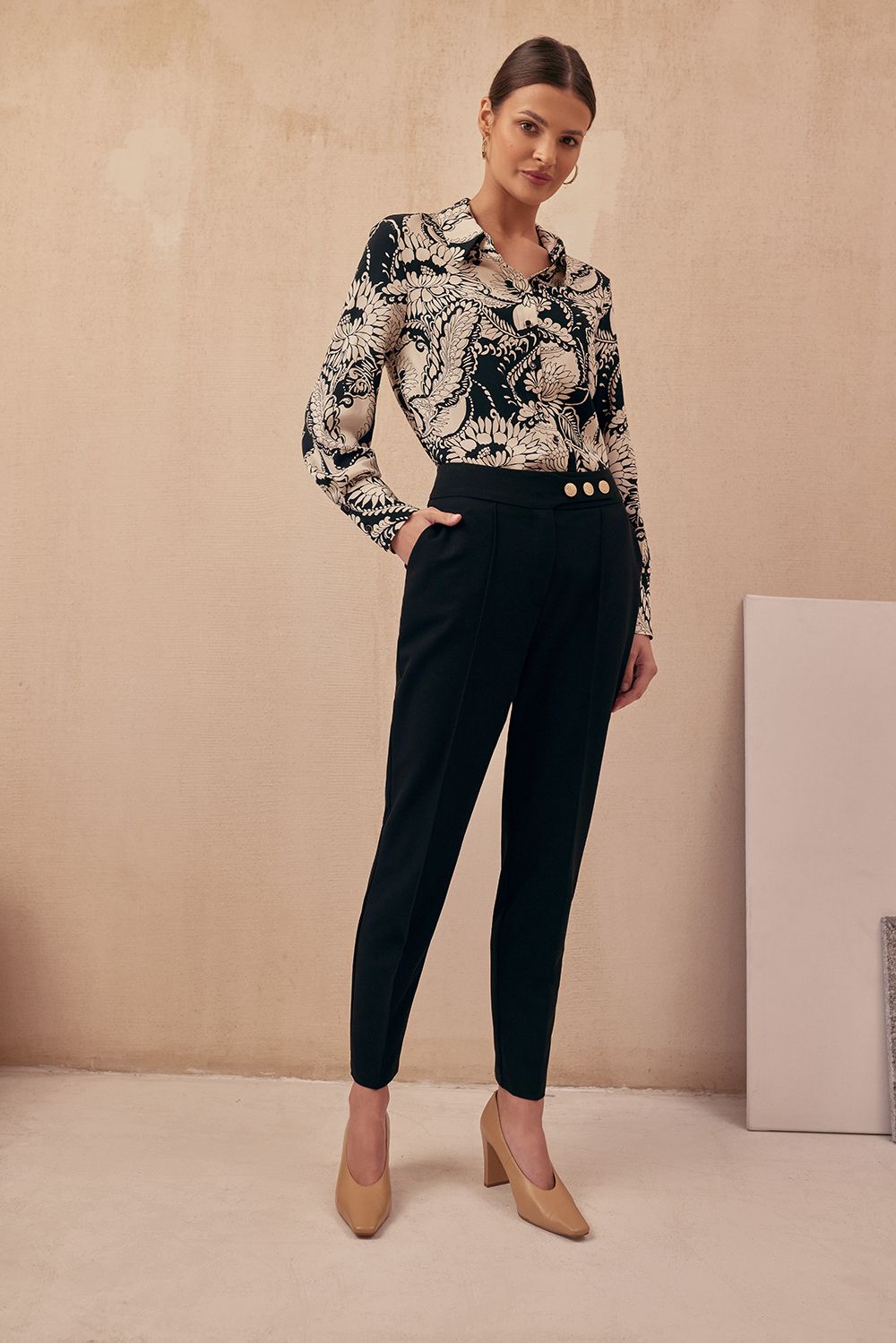 Czarne spodnie z kantem i ozdobnymi guzikami Makalu